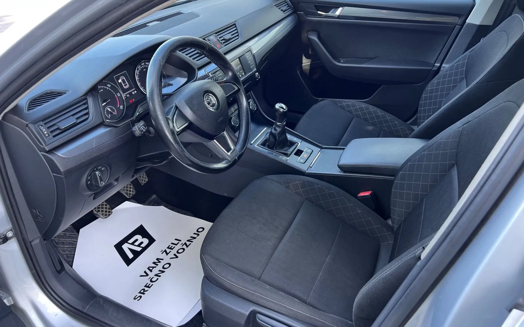 Notranja slika - Škoda Superb - 2.0 TDI+ALU+TEMP+USB... - 9