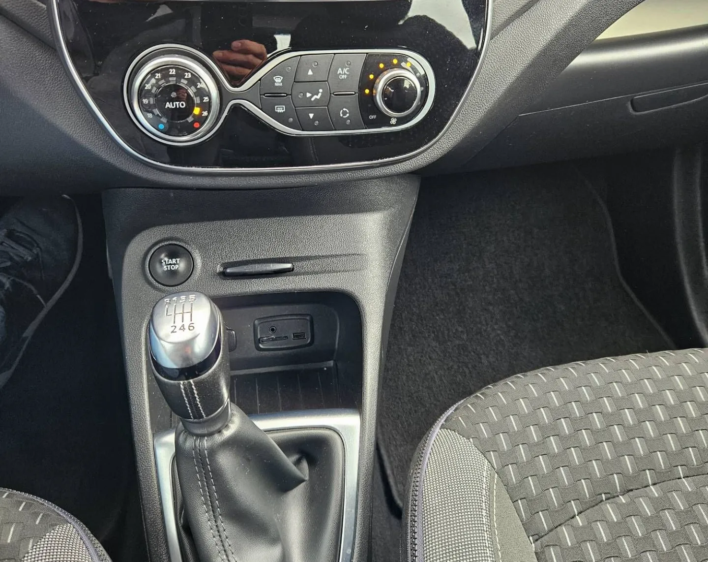 Notranja slika - Renault Captur - TCe 130 Intens SLO NAVI KAMERA LED MRTVI KOT - 11