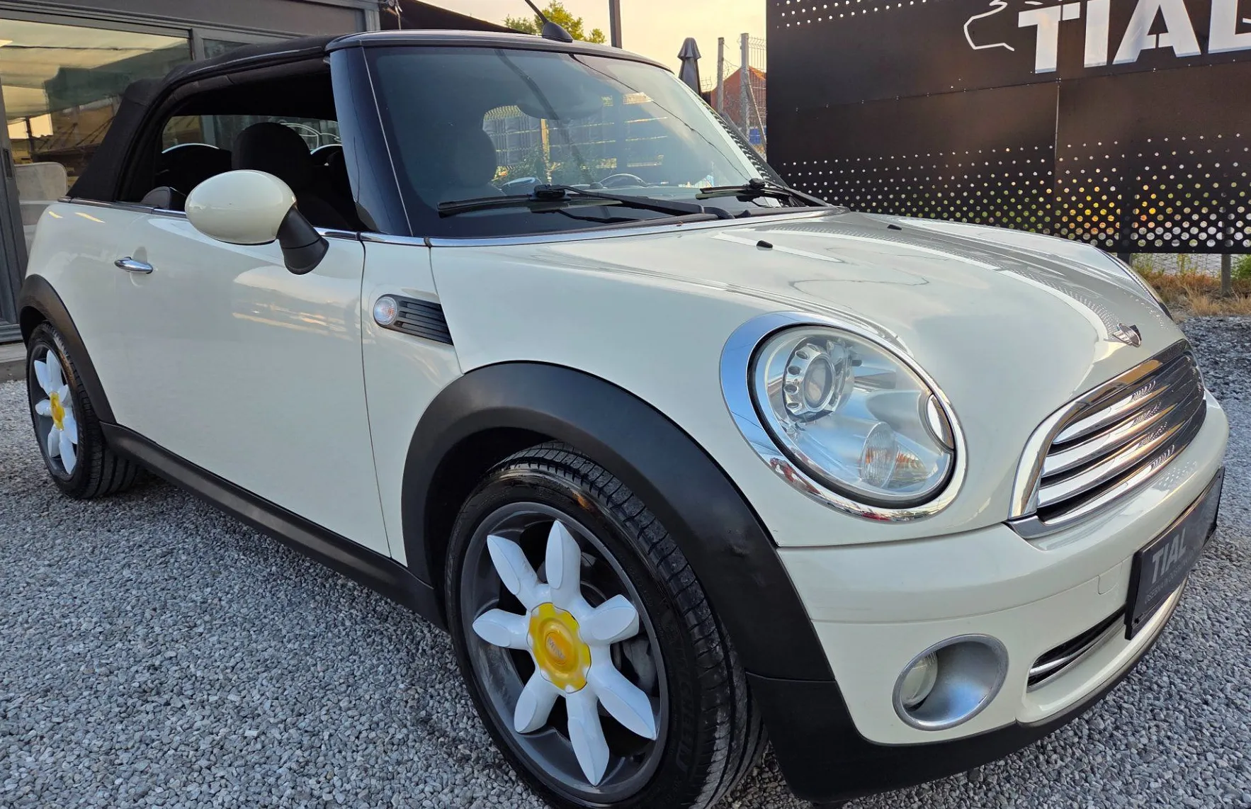 Zunanja slika - MINI Cabrio - One KLIMA-ALU17-BI XENON-USNJE-SERVISNA - 20
