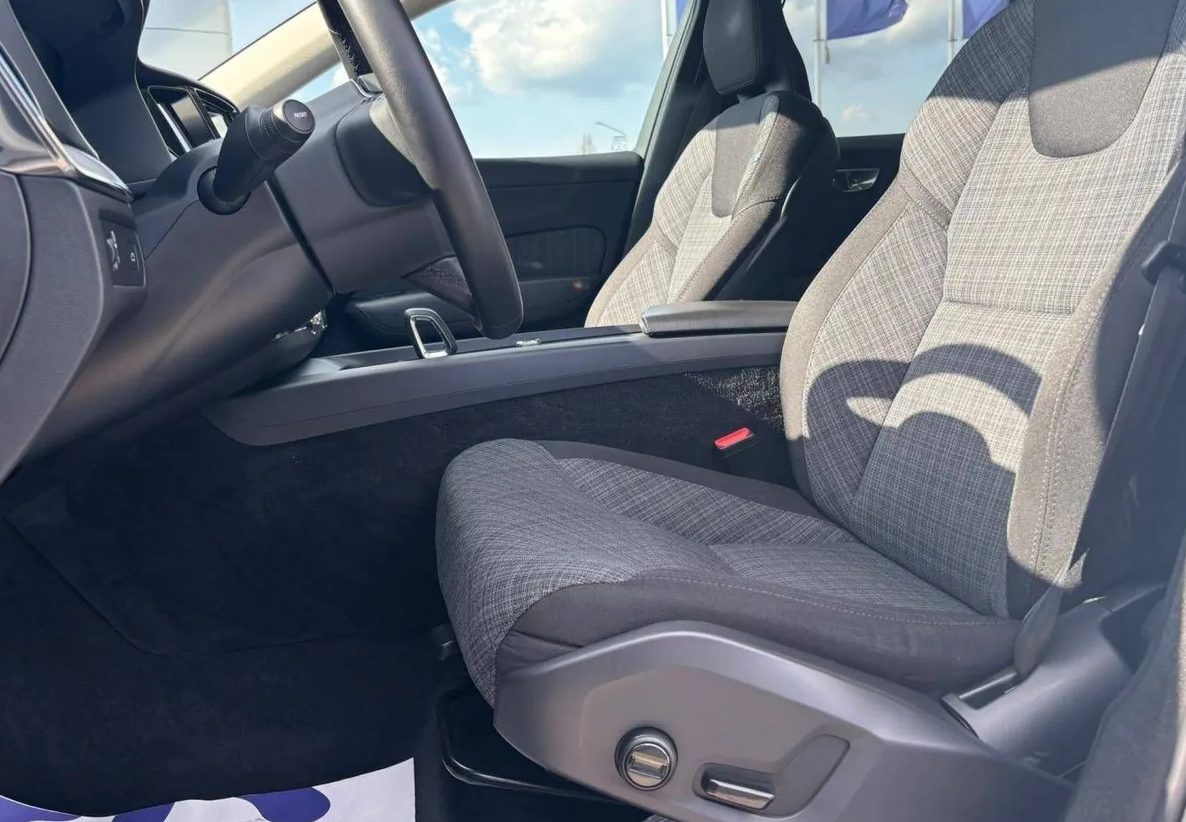 Zunanja slika - Volvo XC60 - B4P Momentum PRO AT FWD KAMERA-GRETJE.SED.-DAB+ - 7