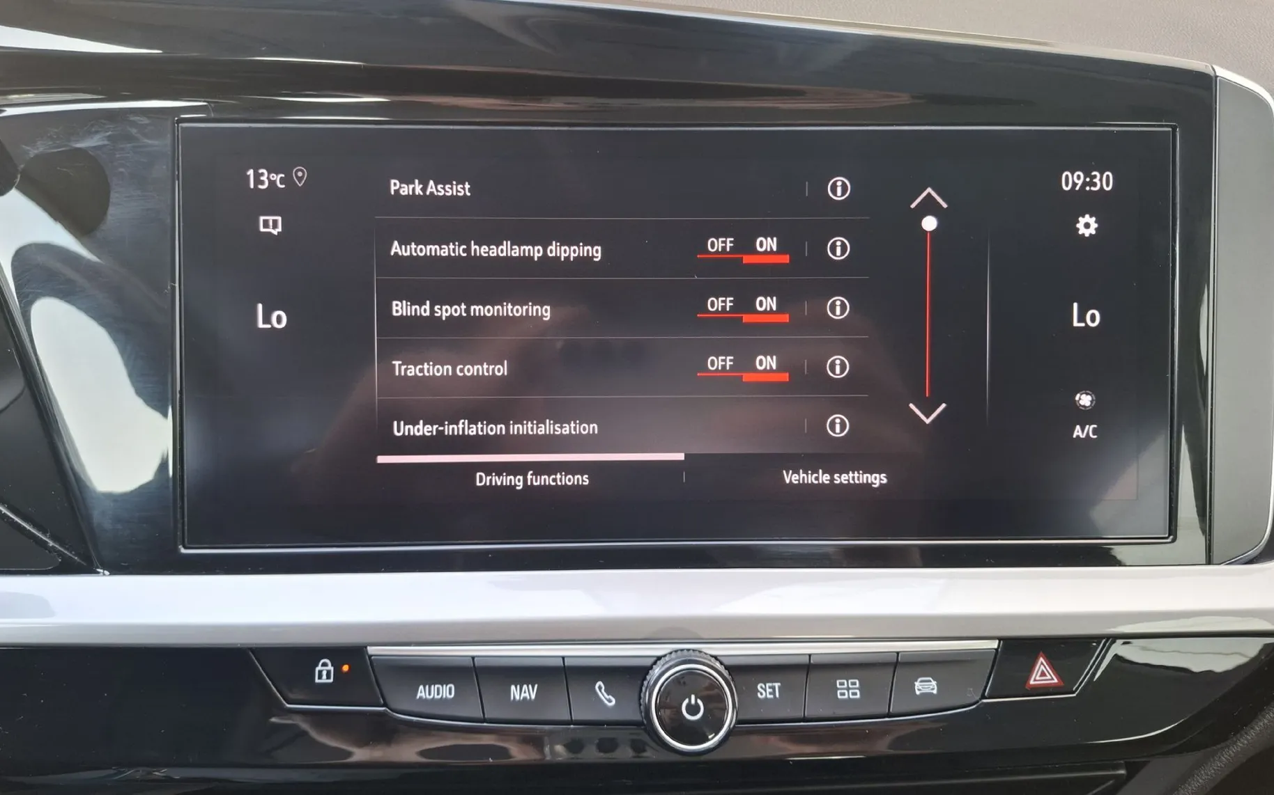Notranja slika - Opel Grandland - 1.2 TURBO 96KW - LEPO OHRANJEN - POTRJENA SERVISNA - 20