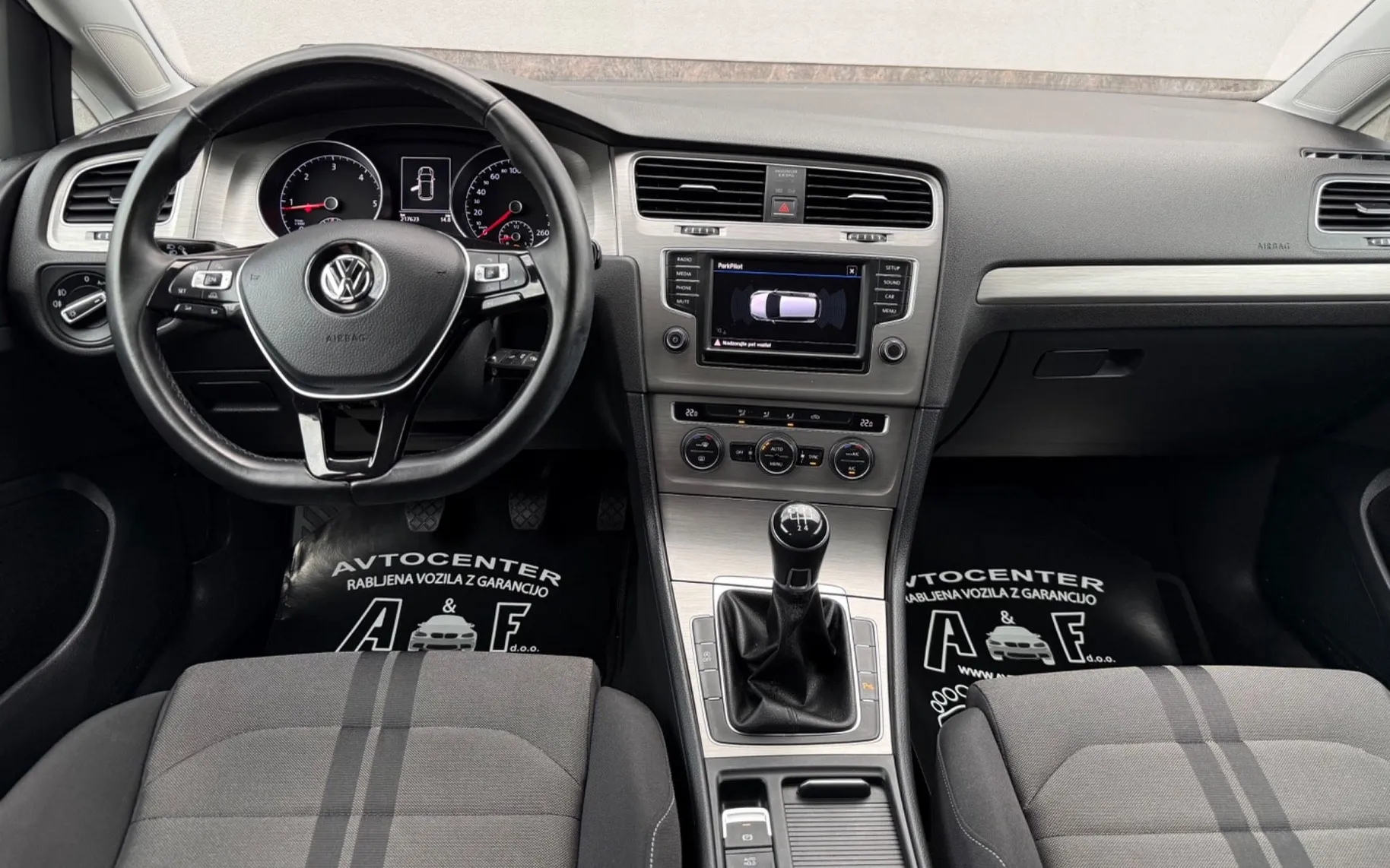 Notranja slika - Volkswagen Golf - 1.6 TDI-R LINE-XENON+LED-LIZING ZA TUJCE-TEMPOMA - 9