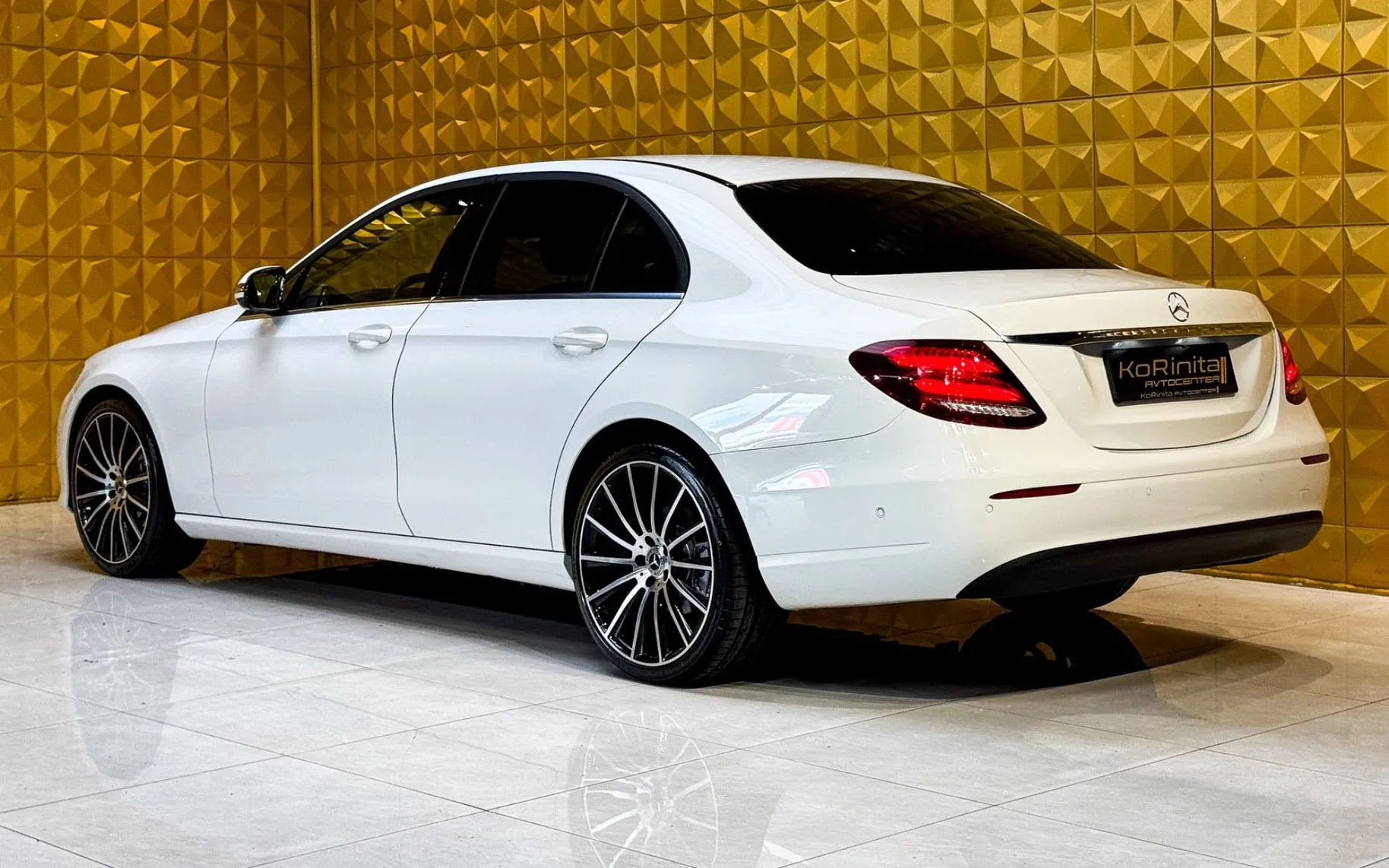 Notranja slika - Mercedes-Benz E-Razred - E200d AUT. KLJUKA-KAMERA-GRETJE-NAVI-TEMP... - 7