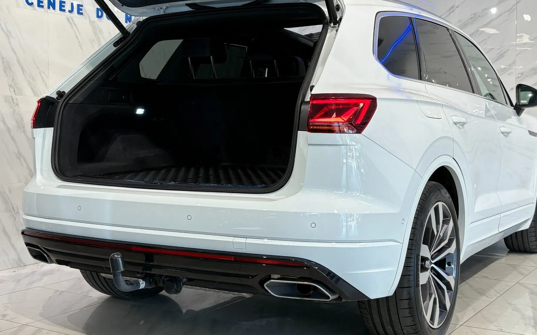 Notranja slika - Volkswagen Touareg - V6 TDI R-Line 4M|Pano|Zračno|Kamera|SoftC|Hlaj|R.. - 7