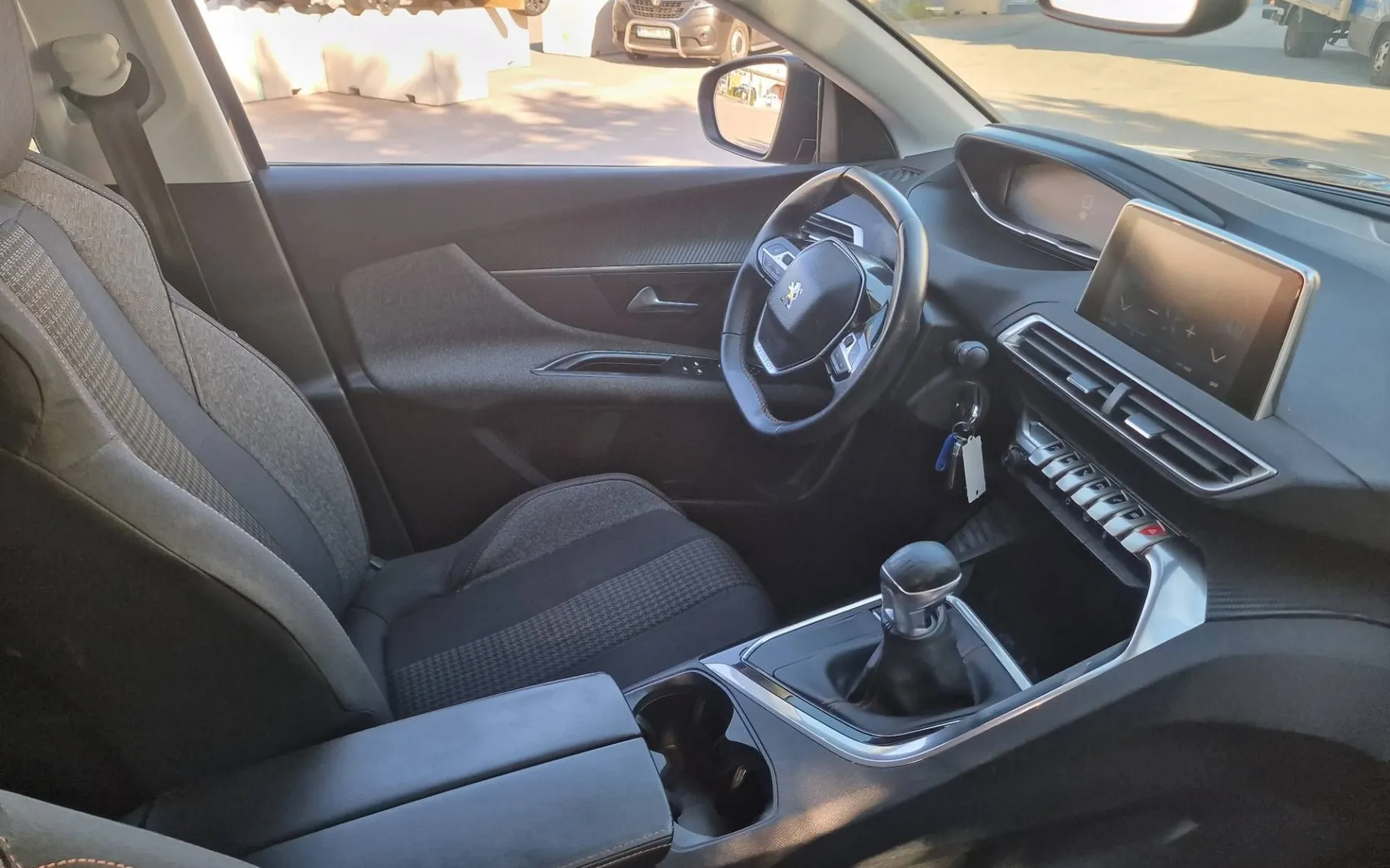 Notranja slika - Peugeot 3008 - 1.6 BlueHDI NA KREDIT BREZ POLOGA - 9