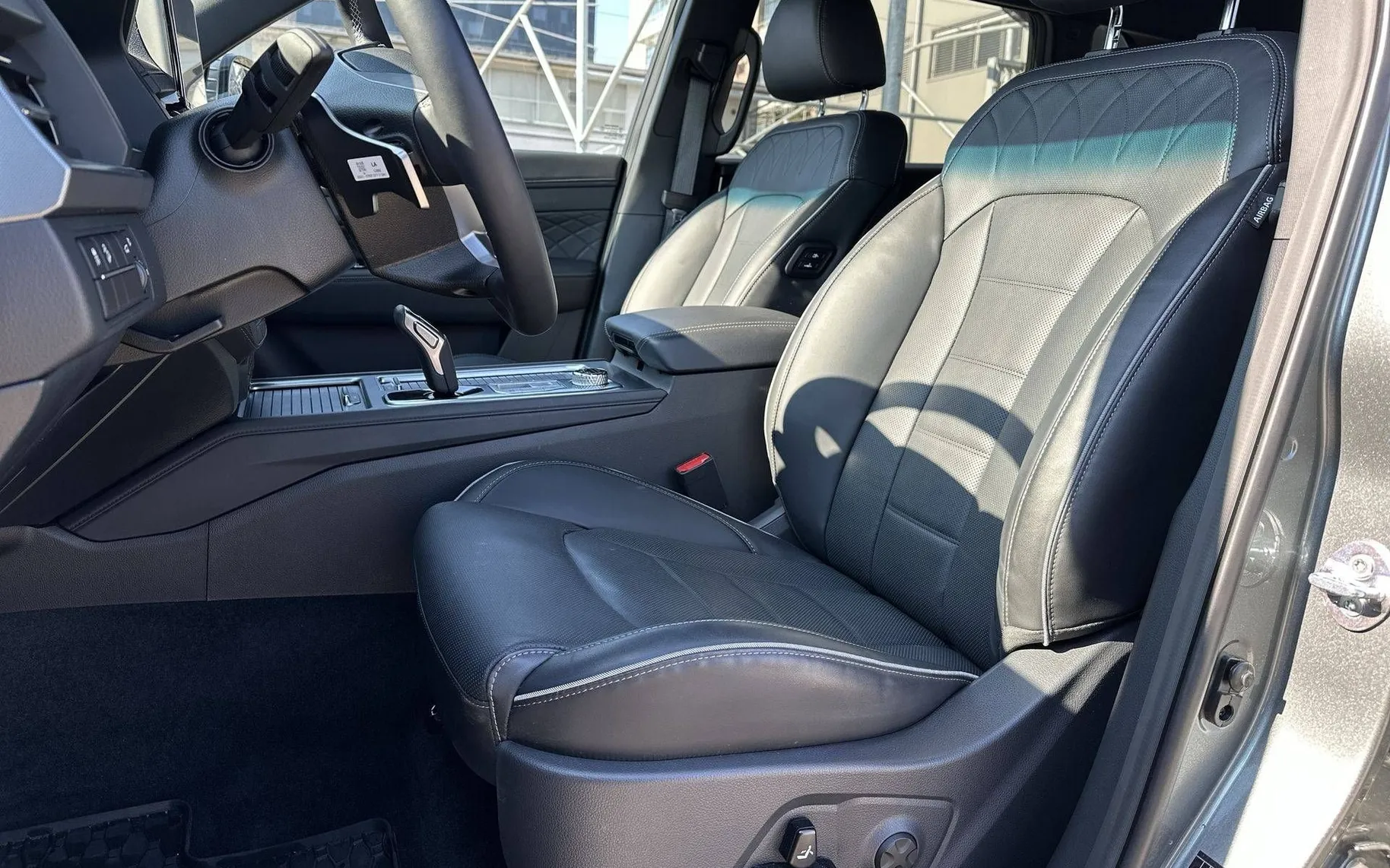Notranja slika - KG Mobility Rexton - 2.2 XDI LIMITED PLUS 4x4 A T - 10