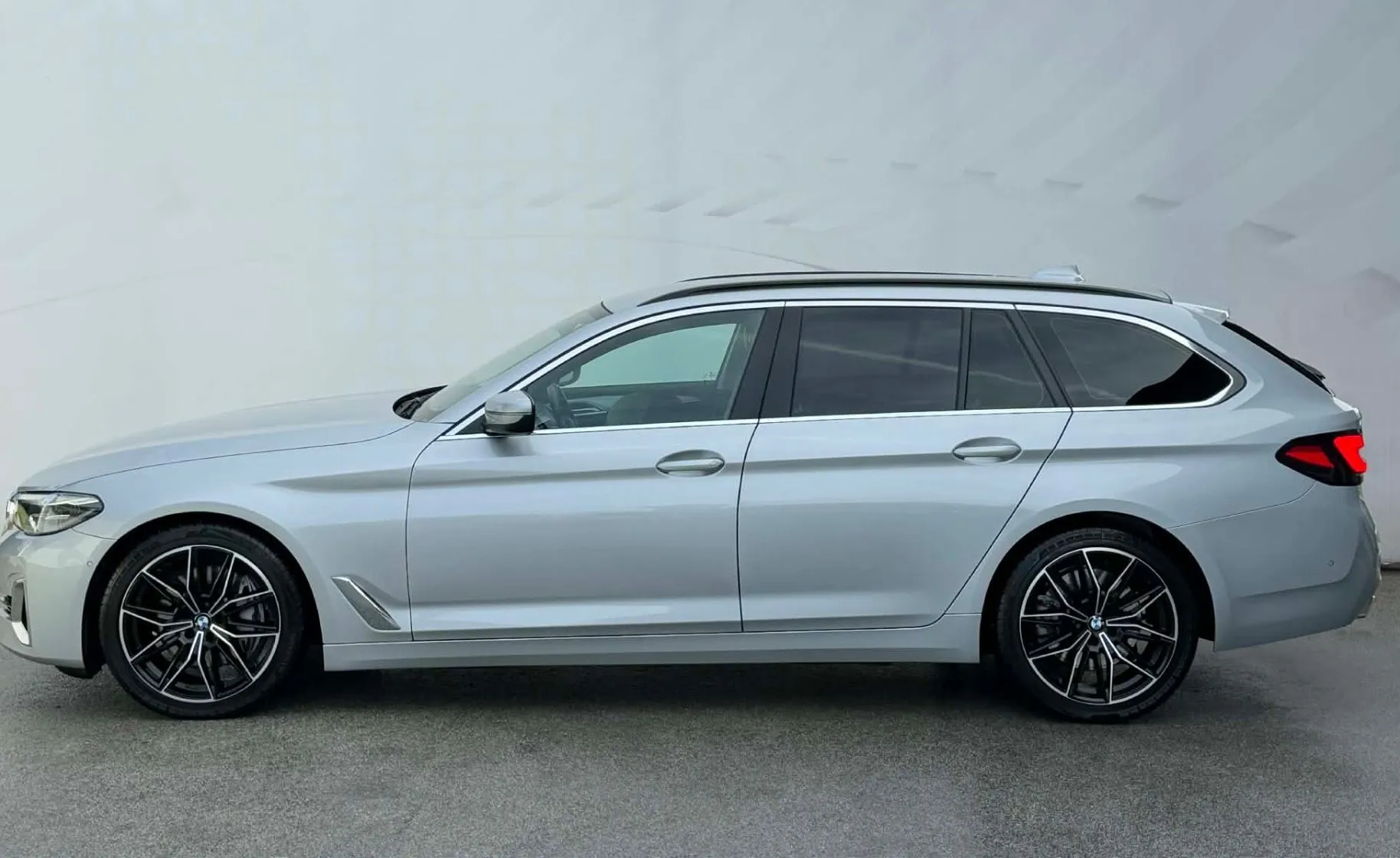 Zunanja slika - BMW Serija 5 - Touring: 530d-AUT-LED-110.000km-LIZING ZA TUJCE-4X KLIMA - 6