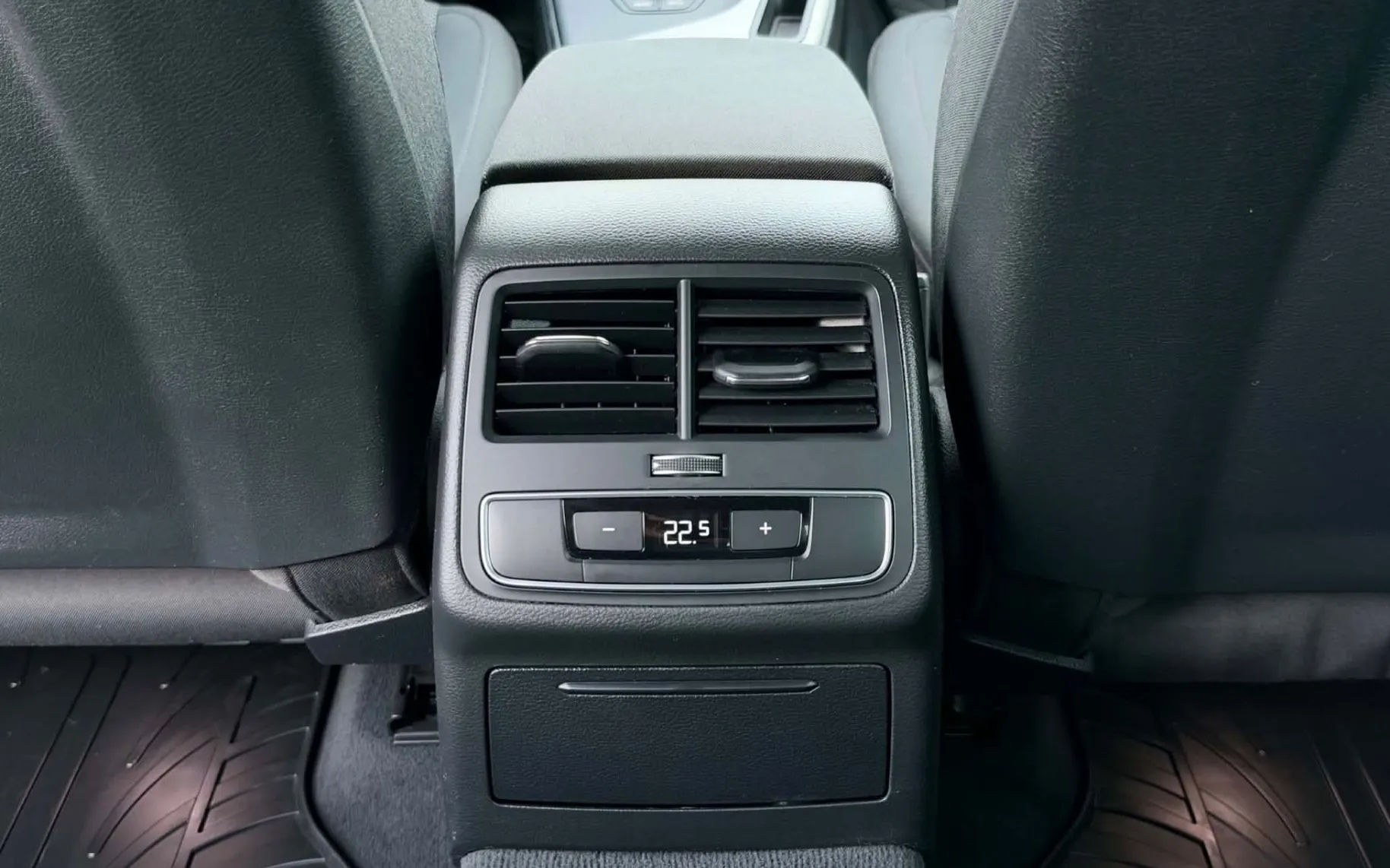 Notranja slika - Audi A4 - 2.0 TDI-1 LASTNIK-177.000km-LIZING ZA TUJCE-NAVI- - 11