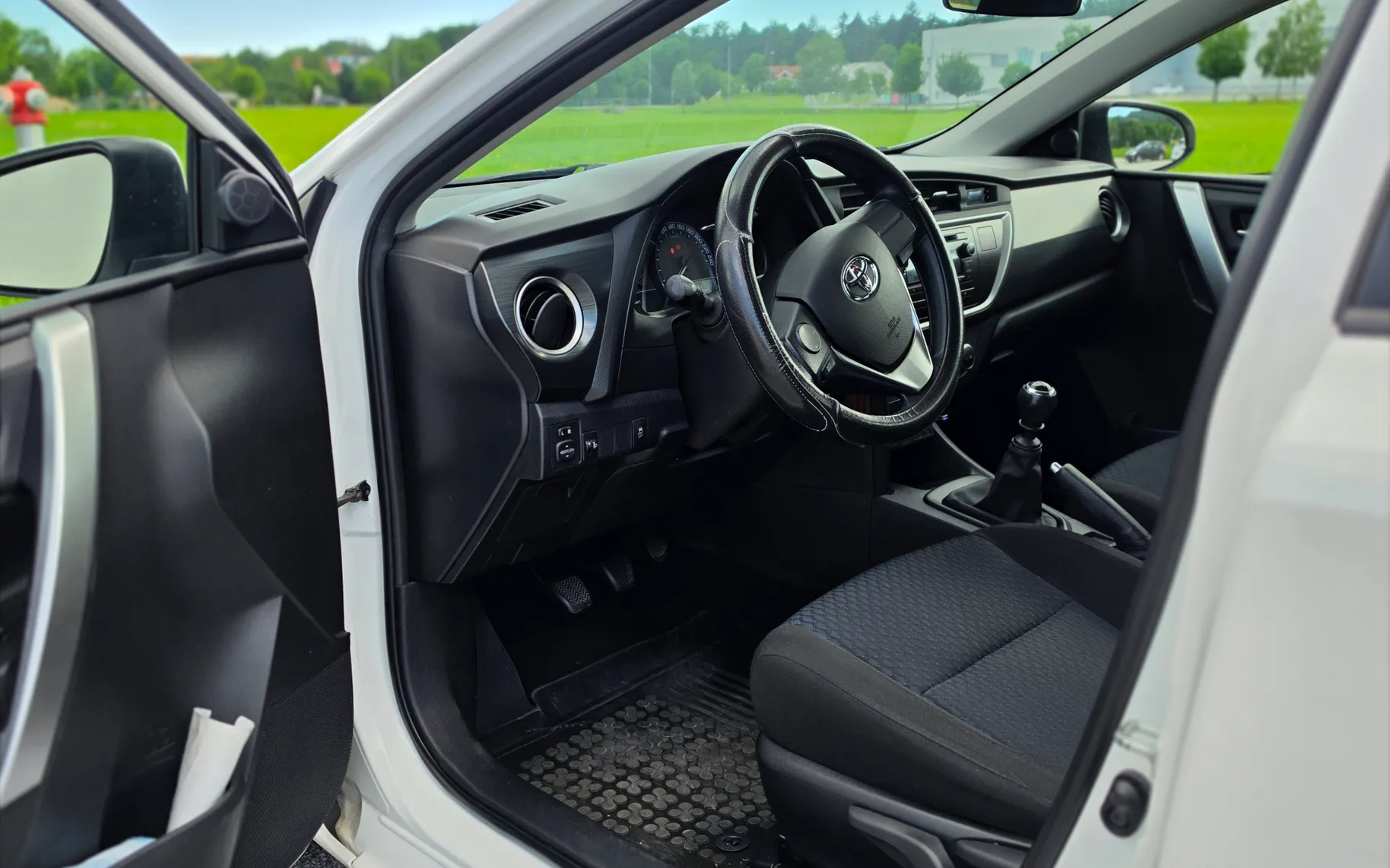 Notranja slika - Toyota Auris - Toyota  TS 1.4 D-4D Luna - 7