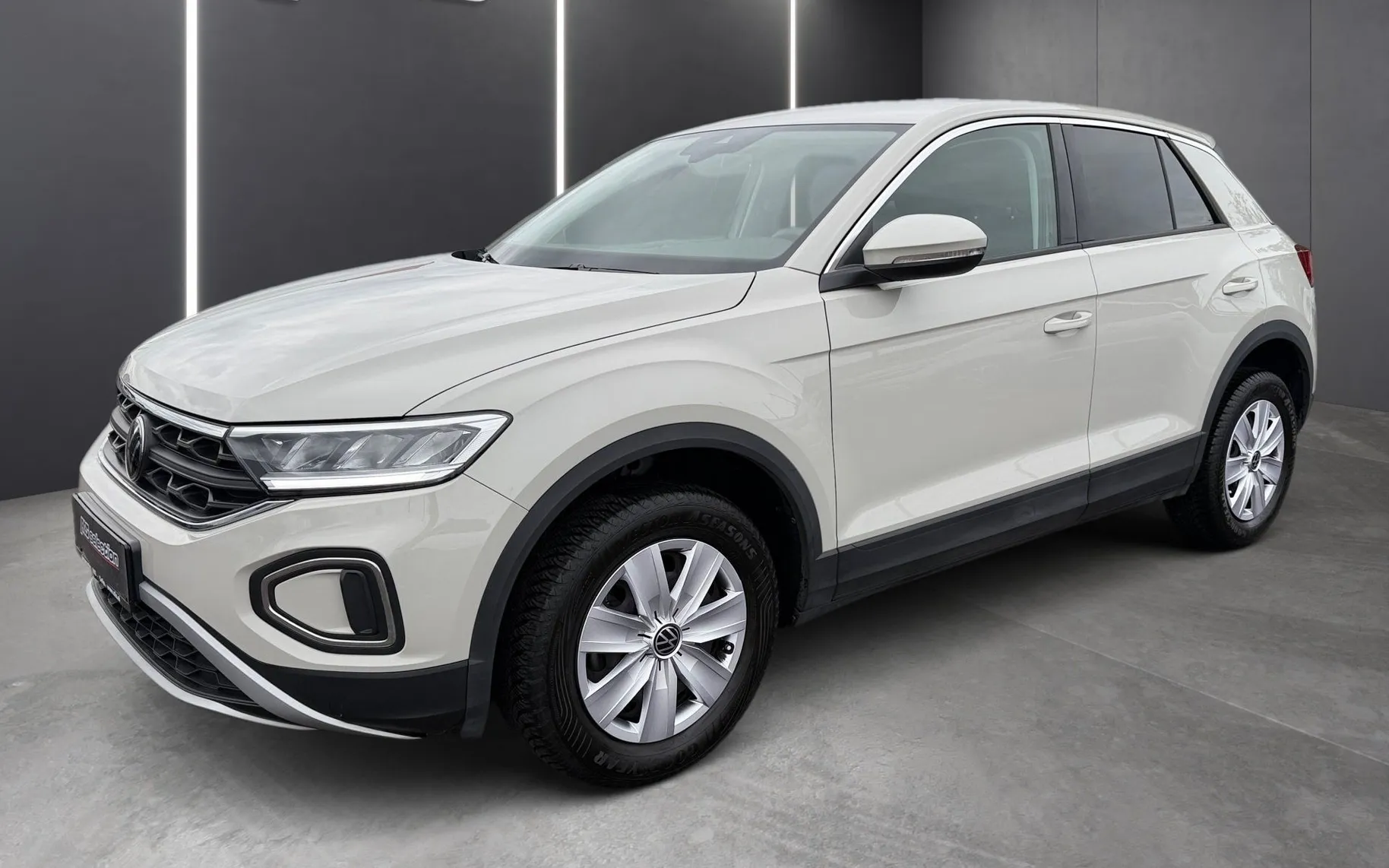 Zunanja slika - Volkswagen T-Roc - 1.0 TSI BMT Life-komaj 31.131 KM-1.lastnik-Virtual - 1