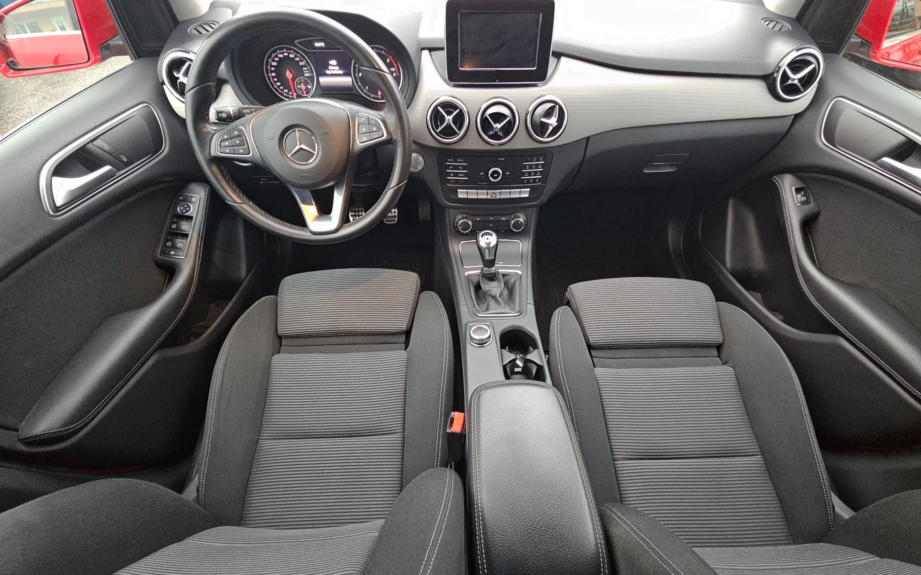 Notranja slika - Mercedes-Benz B-Razred - B 180 d Urban - 9
