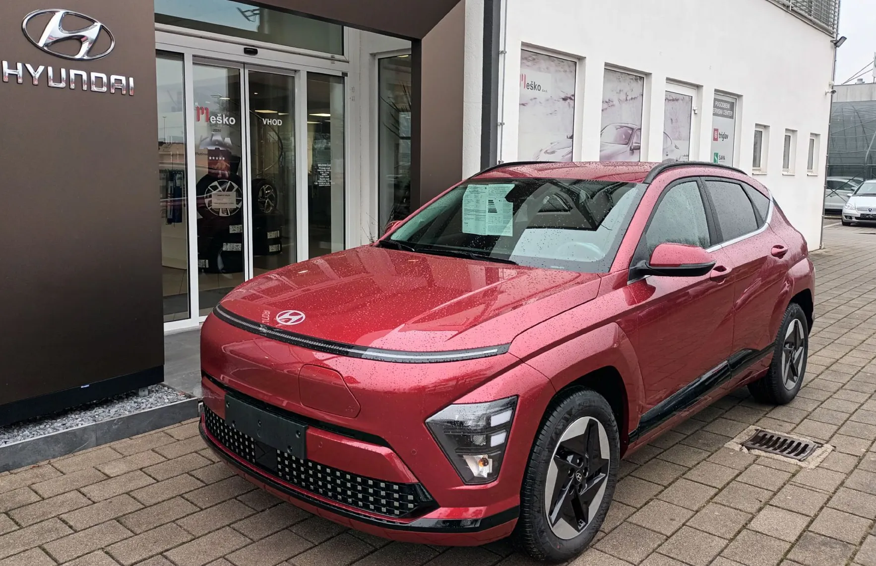 Zunanja slika - Hyundai Kona - BEV 48KWH PREMIUM   WINTER I.TOP.ČRP...... - 1