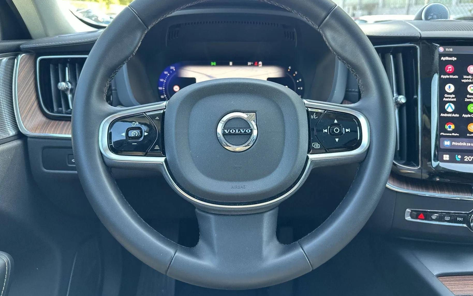 Notranja slika - Volvo XC60 - B4 AWD MILD HYBRID DIESEL ULTIMATE DARK - 14