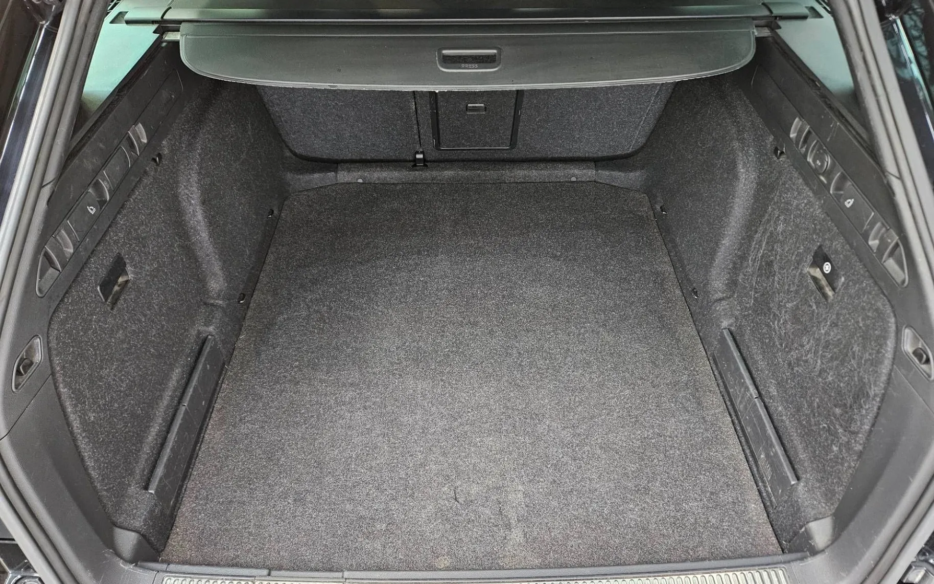 Notranja slika - Škoda Superb - 2.0 TDI Sportline Combi DSG 147 kW - 10