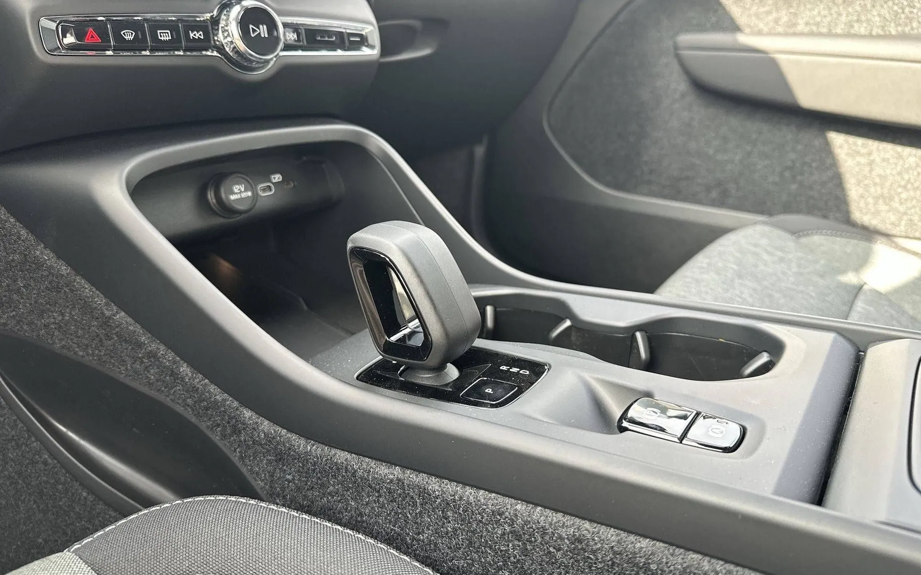 Notranja slika - Volvo XC40 - B3 P Core Avt. - 18