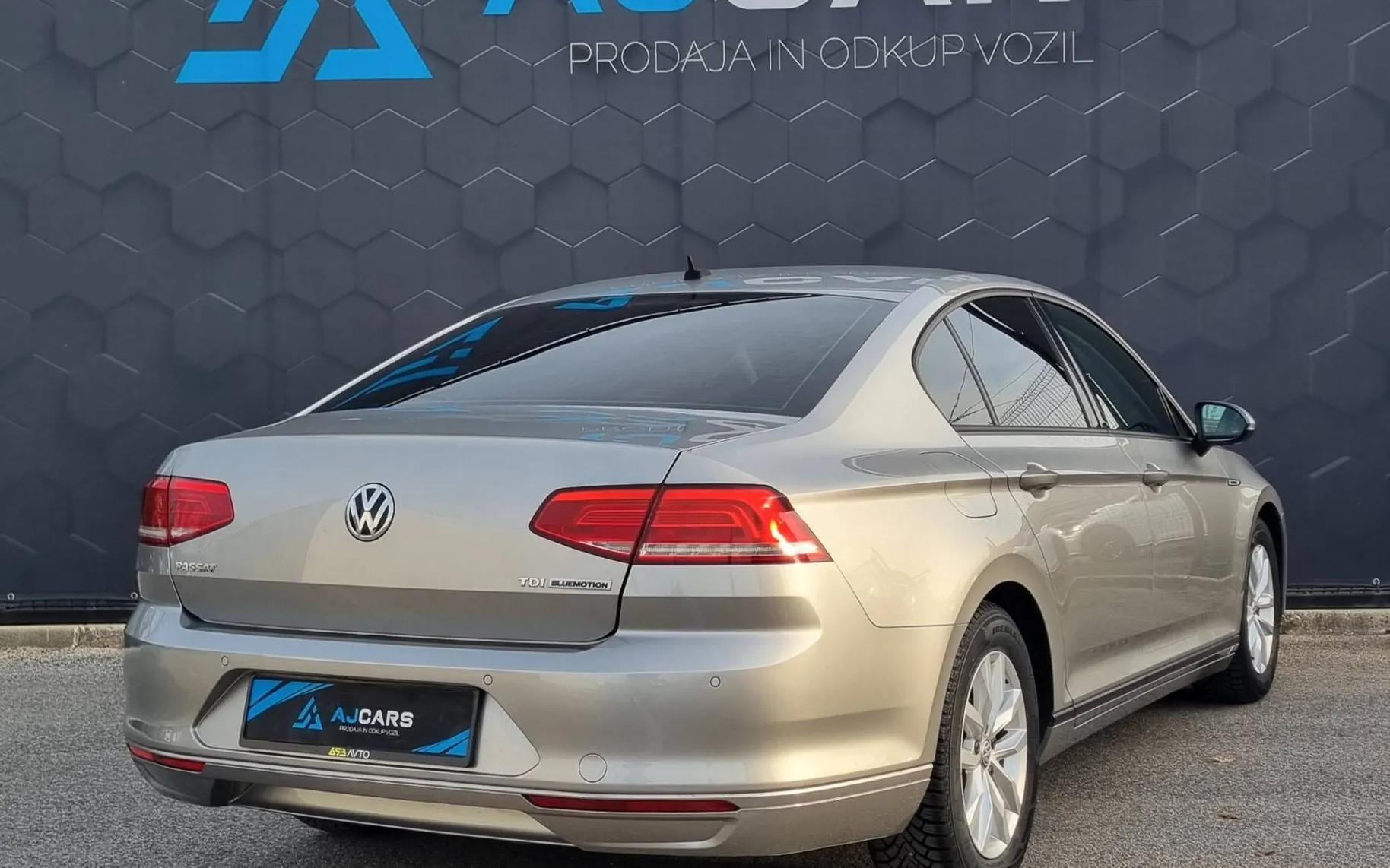 Zunanja slika - VW Passat - 1.6 TDI BMT Comfortline-2XPDC-Navi-Temp-Alu - 7