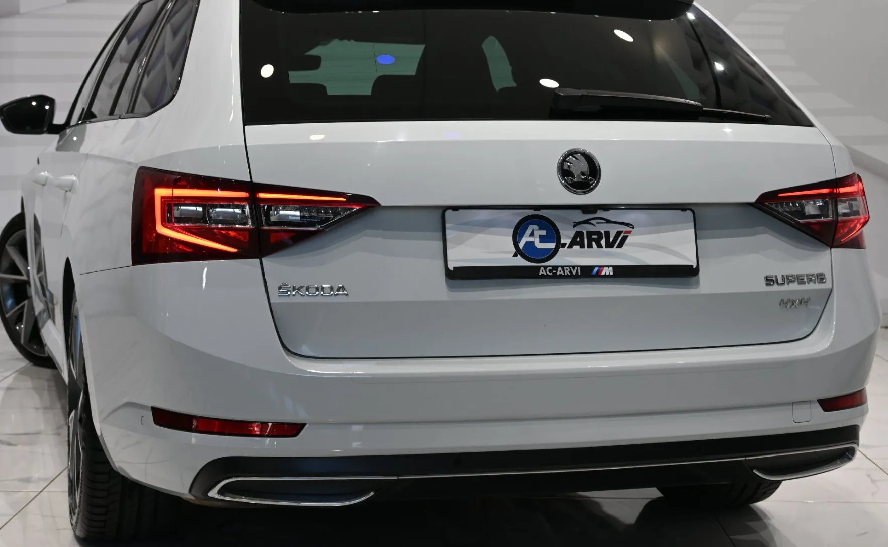 Zunanja slika - Škoda Superb - Combi 4x4 2.0 TDI SportLine DSG-RADAR-DCC-KLJUKA - 6