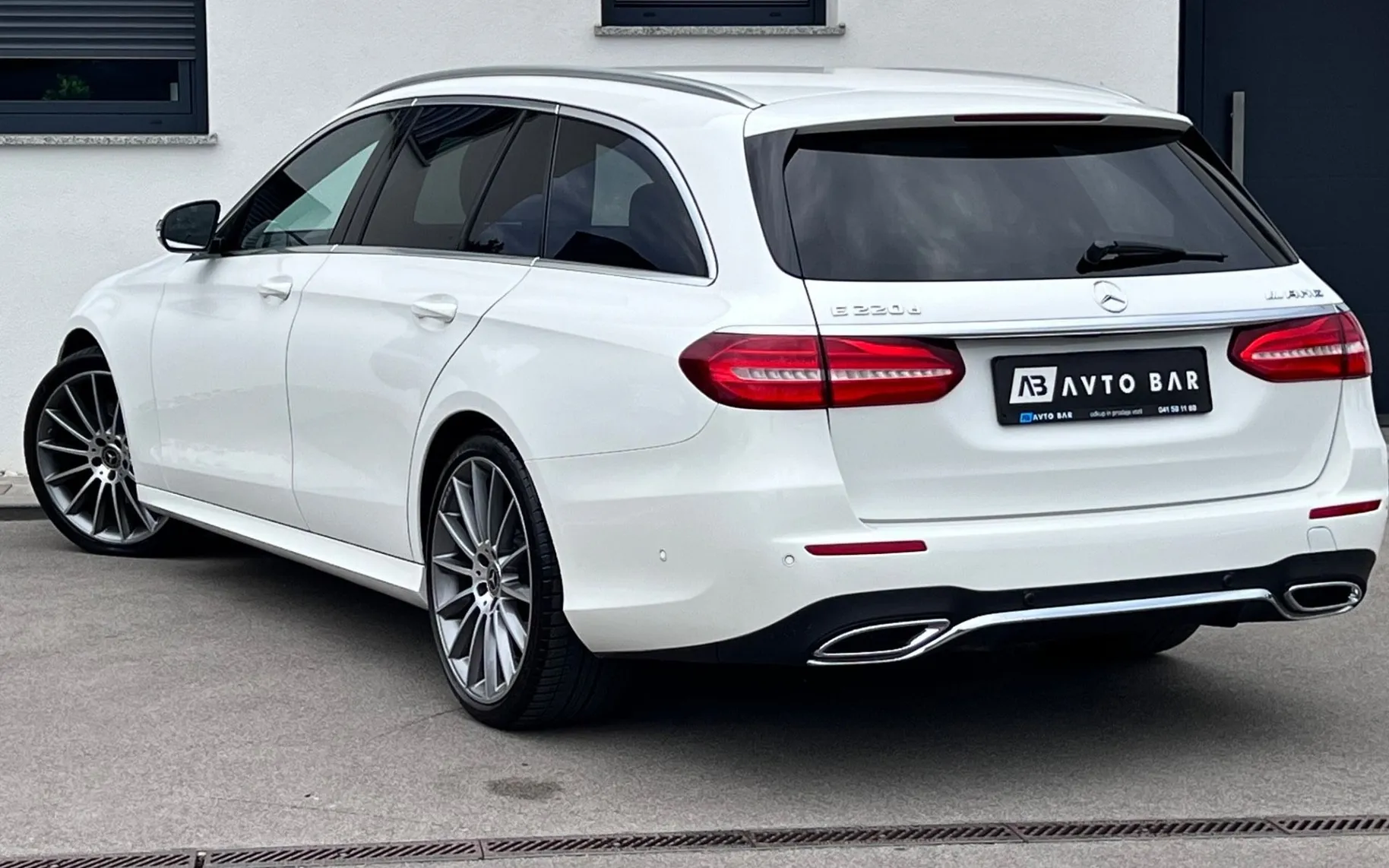 Notranja slika - Mercedes-Benz E-Razred - 220d+AMG+LED+F1+R.KAMERA+AMBI+ALU 20 - 8