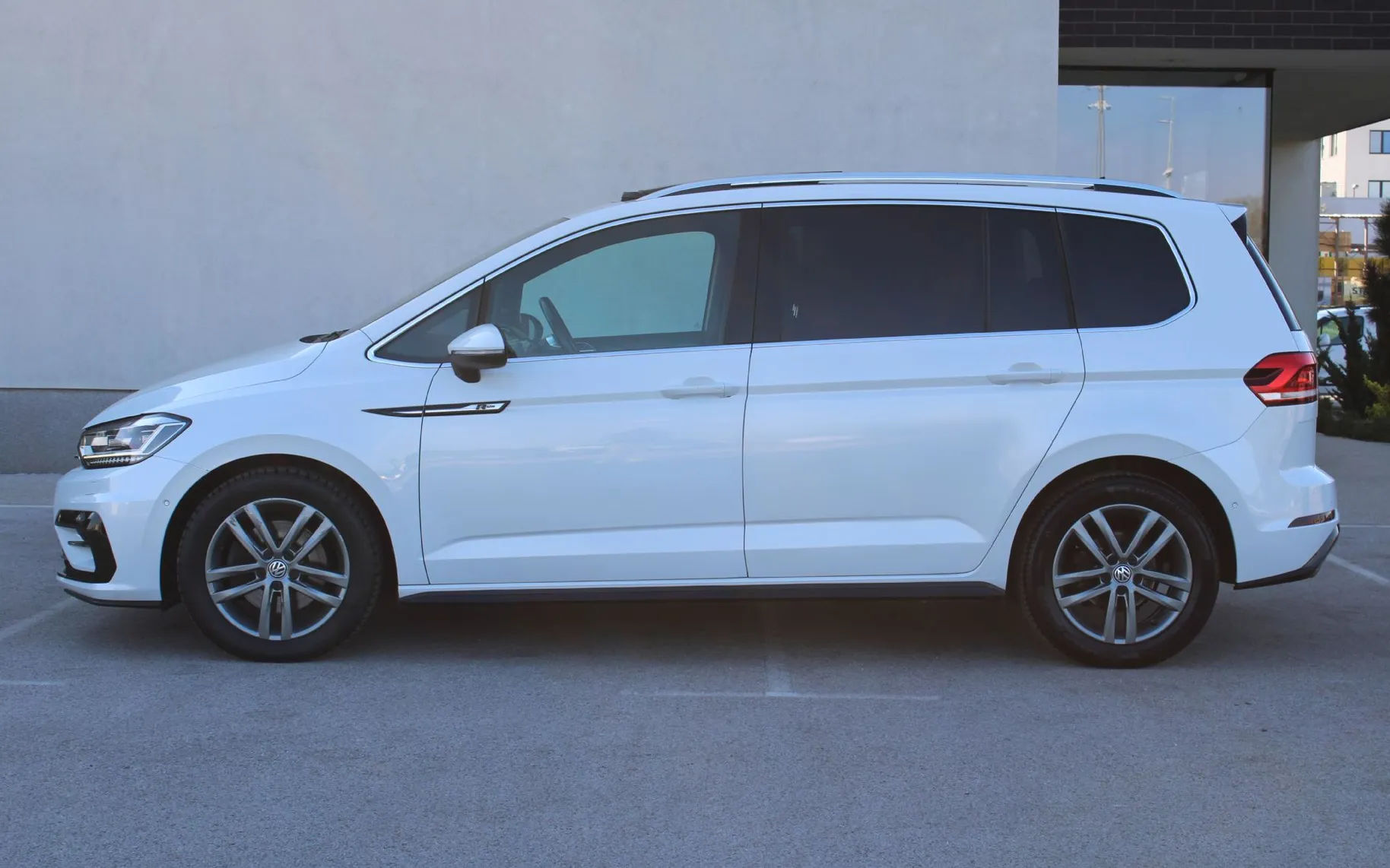 Zunanja slika - VW Touran - 2.0 TDI BMT R-Line 110  150  KLJUKA PANO NAVI - 4