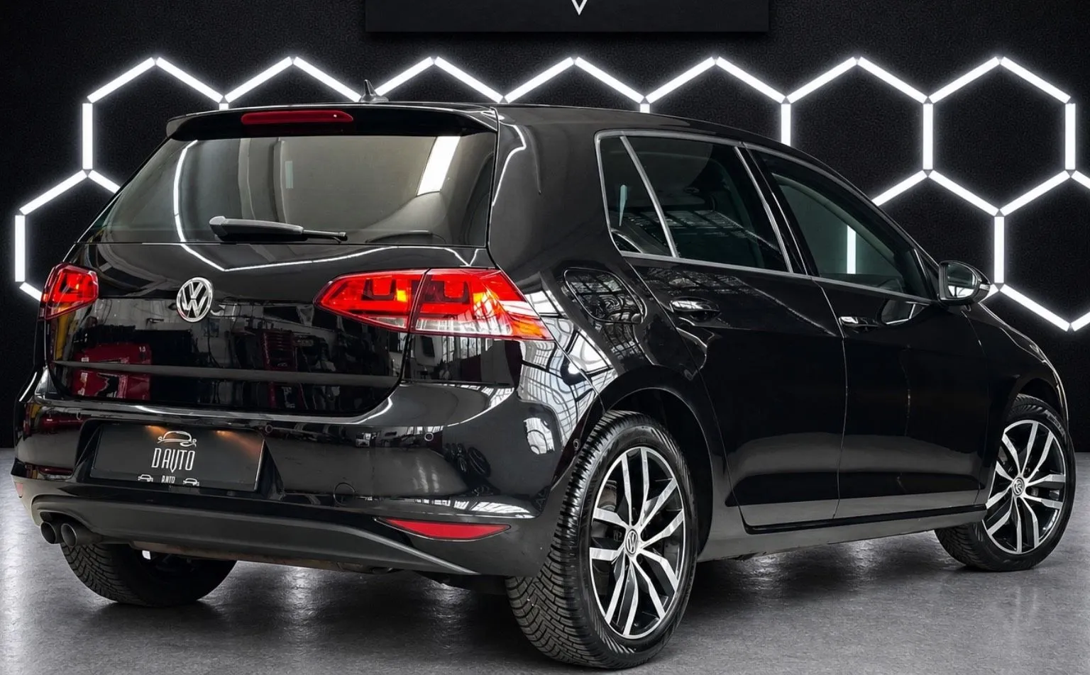 Notranja slika - Volkswagen Golf - 2.0 TDI BMT Highline DSG+NAVI+PDC+GRETJE SEDEZEV.. - 23