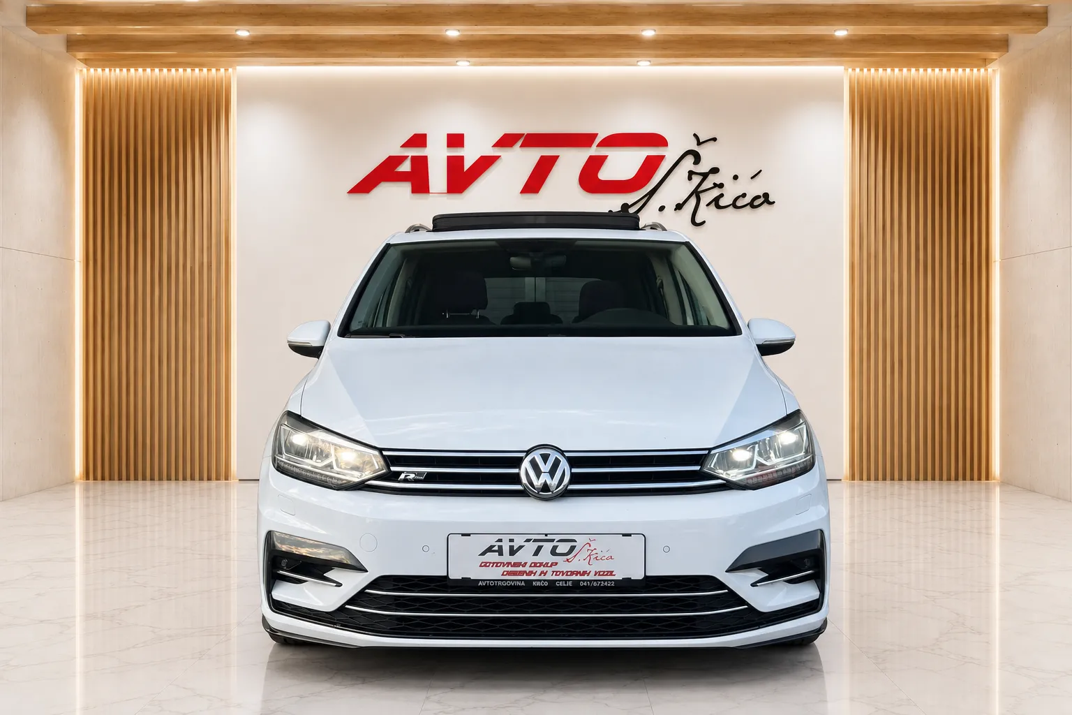 Notranja slika - VW Touran - 2.0 TDI-R-LINE-BI-XENON-LED-PANORAMA-NAVI-PDC-... - 7