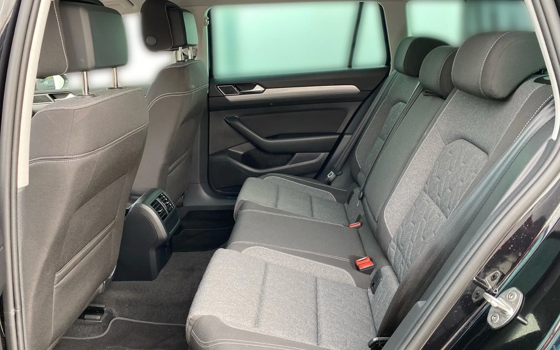 Notranja slika - Volkswagen Passat Variant - 2.0 TDI BMT SCR Elegance avt. 110kW-Vlečna kljuka - 11