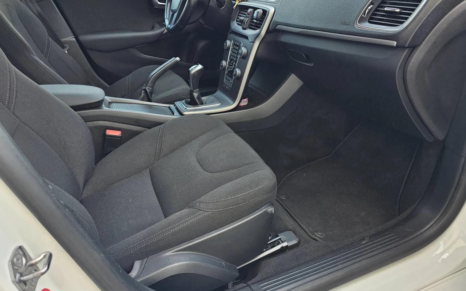 Zunanja slika - Volvo V40 - D2 Kinetic - 11