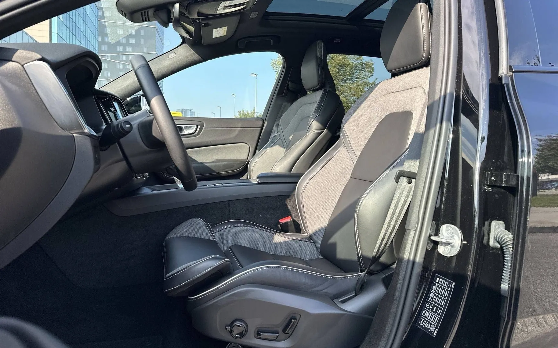 Notranja slika - Volvo XC60 - B4 P Plus Dark Avt. - 10