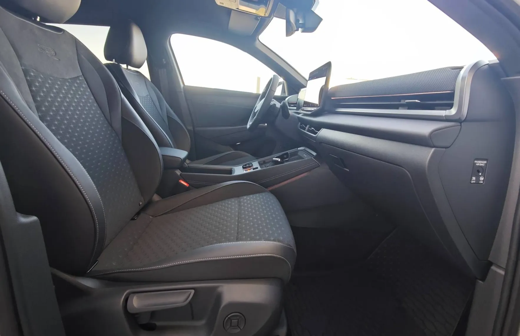Zunanja slika - Volkswagen T-Roc - 1.5 TSI R-line 110  150  NOVI MODEL - 10