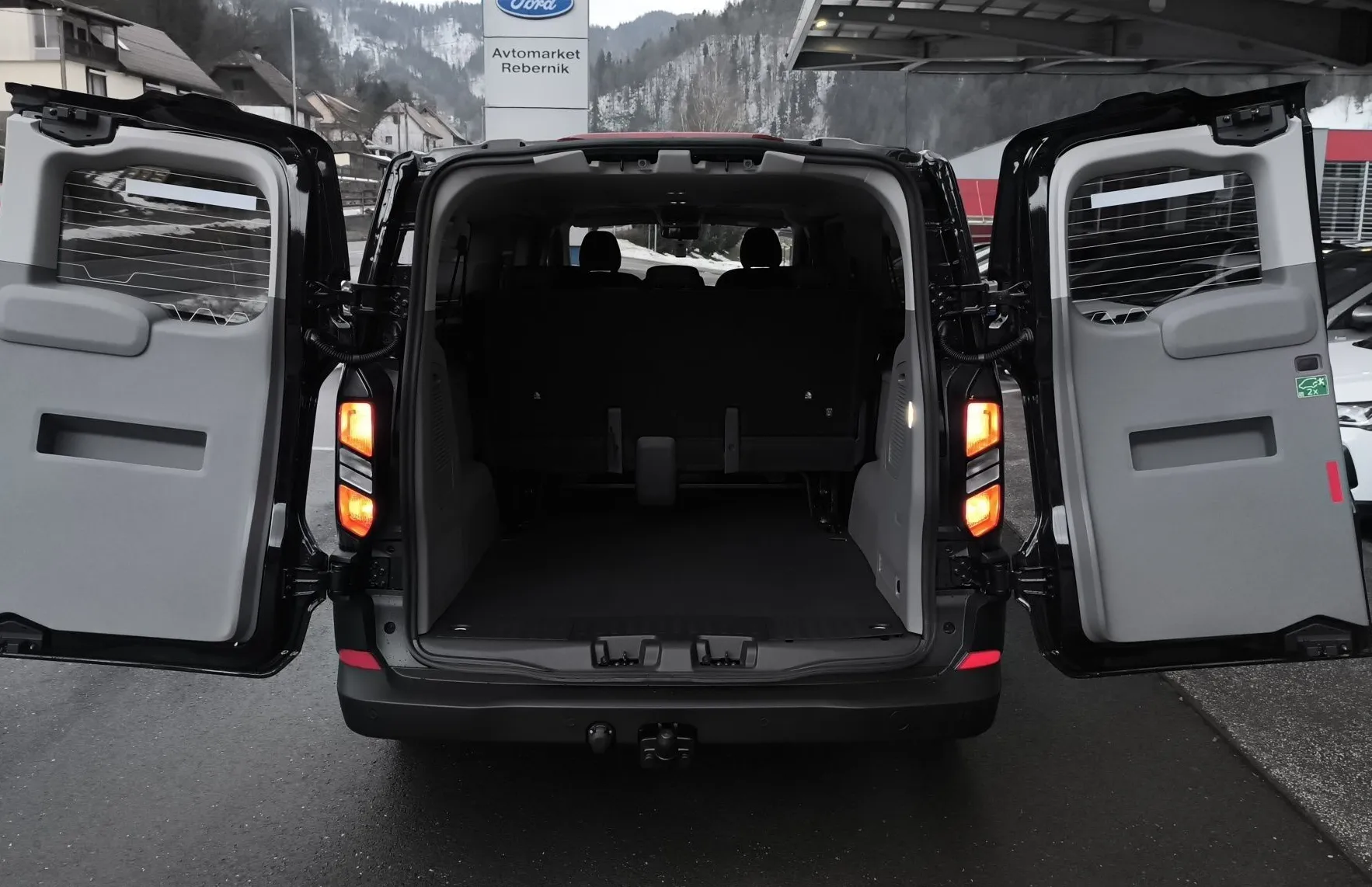 Zunanja slika - Ford E-Transit Custom - Transit Custom KOMBI TRAIL 2.0 TDCi 150 KM M6 L2H1-8.SED.- ZALOGA - 14