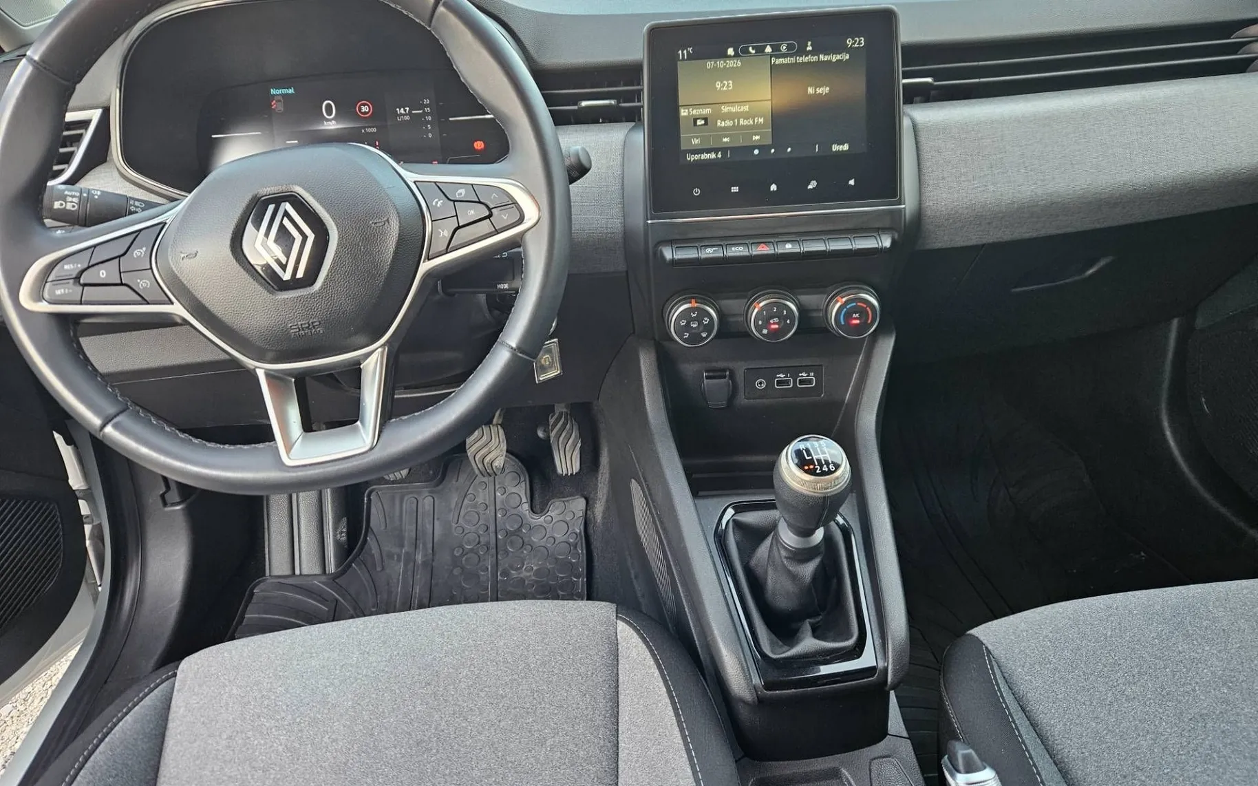 Notranja slika - Renault Clio - TCe 90  1.LASTNIK SLO SAMO 84000KM - 9