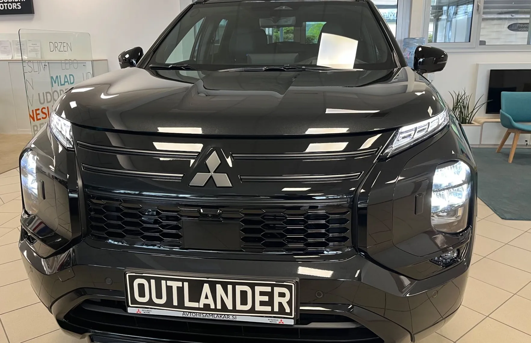 Zunanja slika - Mitsubishi Outlander - Black Edition PHEV 4WD 2.4  Avt. - NA ZALOGI - - 2