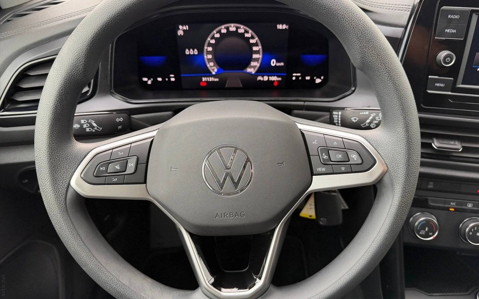 Notranja slika - Volkswagen T-Roc - 1.0 TSI BMT Life-komaj 31.131 KM-1.lastnik-Virtual - 8