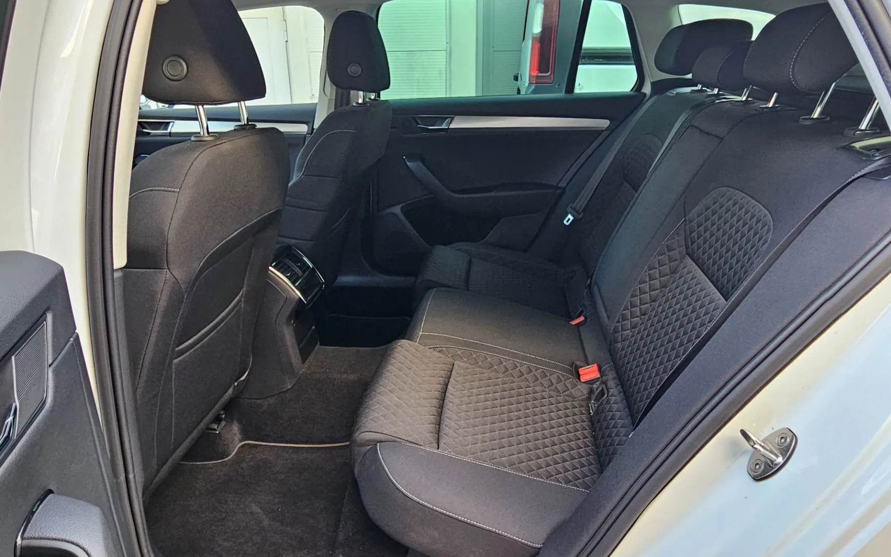 Zunanja slika - Škoda Superb - Combi iV 1.4 TSI Ambition DSG - 16