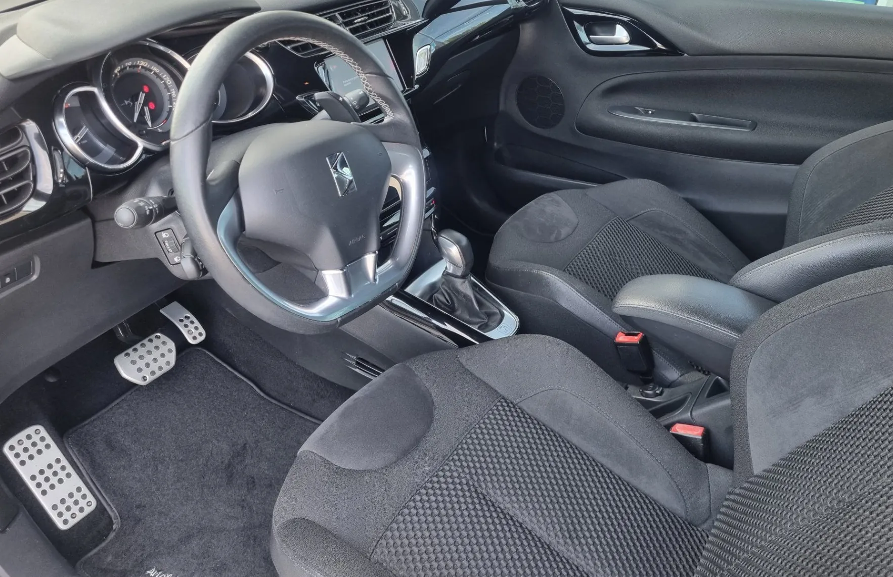 Zunanja slika - Citroën DS3 - 1.2 PURETECH CHIC - Avtomatik - POTRJENA SERVISNA - 9