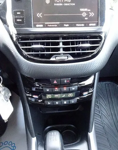 Zunanja slika - Peugeot 2008 - 1.2 - VELIKI SERVIS - 1. LASTNIK - FINANCIRANJE - 9