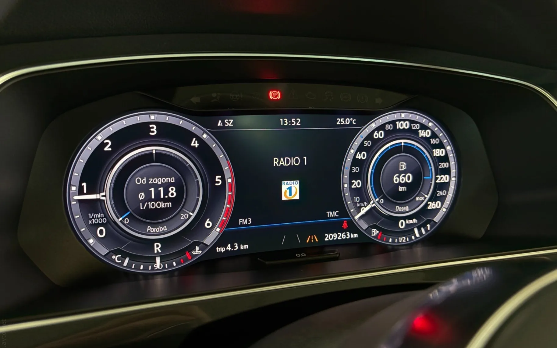 Notranja slika - Volkswagen Tiguan - 2.0TDI R-Line DSG 4motion|Panorama|ACC|Kamera|SLO| - 10