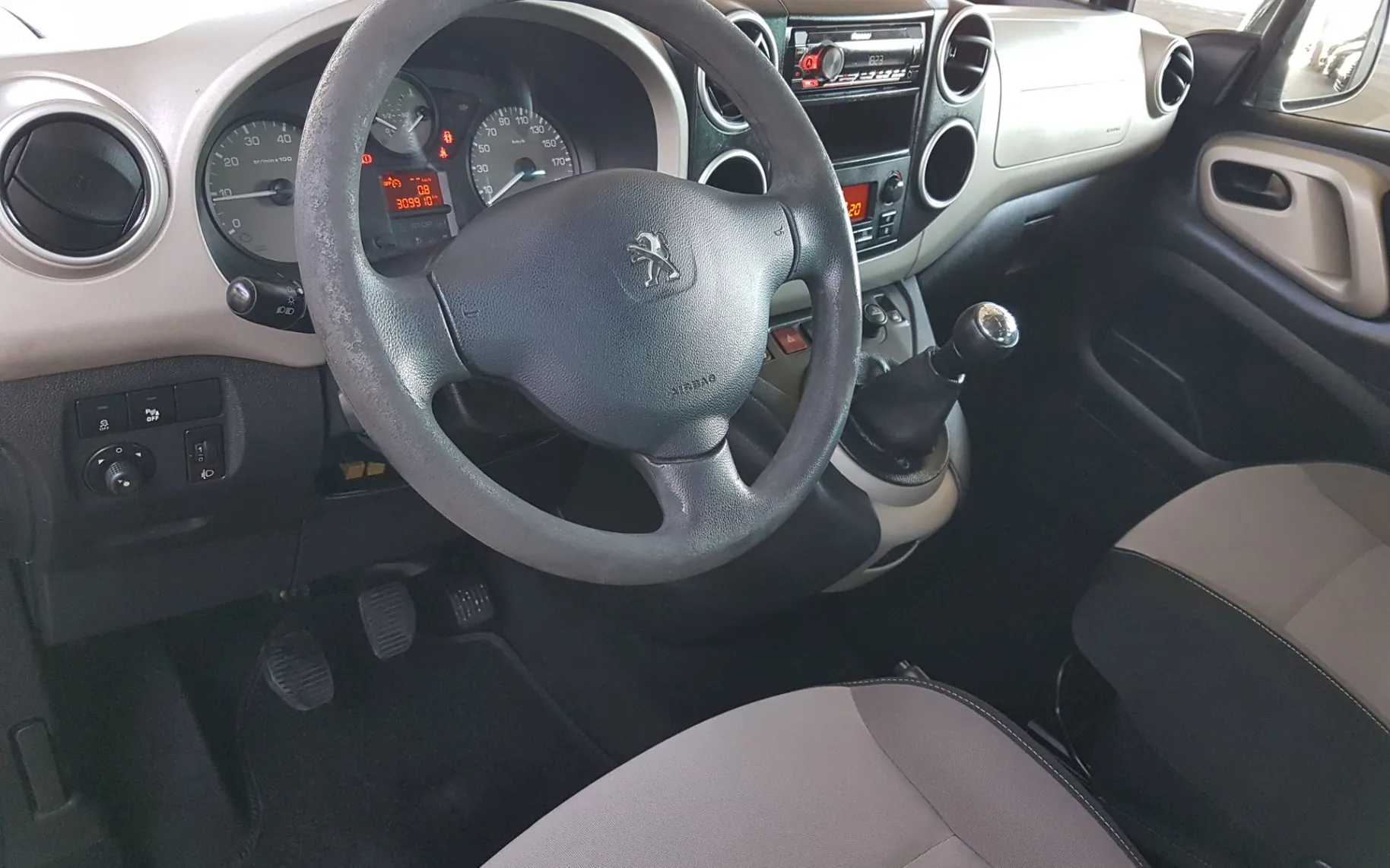 Zunanja slika - Peugeot Partner Tepee - Partner 1.6 e-HDi Active - OPR. VELIKI SERVIS - 11