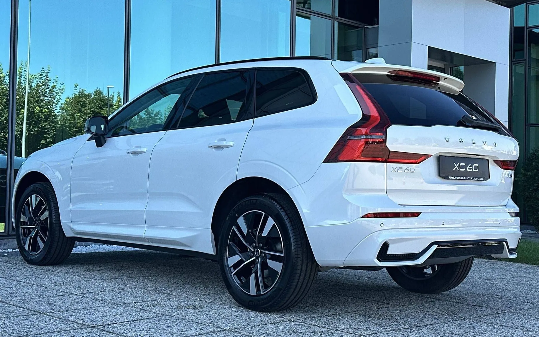 Notranja slika - Volvo XC60 - B5  P  AWD Plus Dark 3 leta garancije + 3 servisi - 7