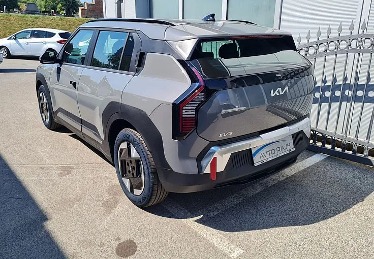 Zunanja slika - KIA EV3 - 58.3 kWh baterija. 150 kW  204 KM  Star - 8