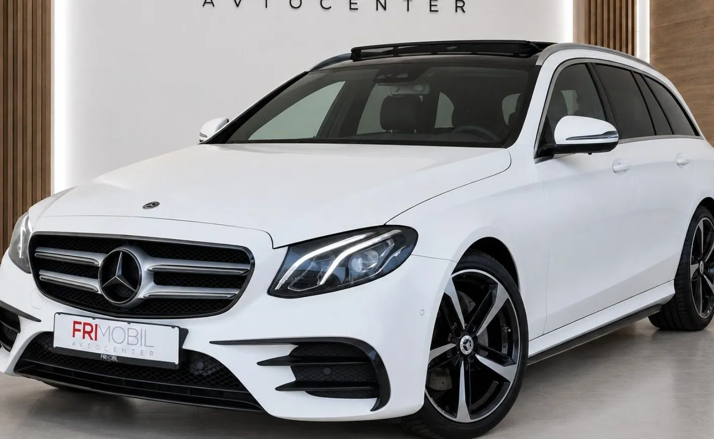 Zunanja slika - Mercedes-Benz E-Razred - 220d E63 LOOK•V8 SOUND•PANORAMA•BURMESTER•AMBIENT• - 1