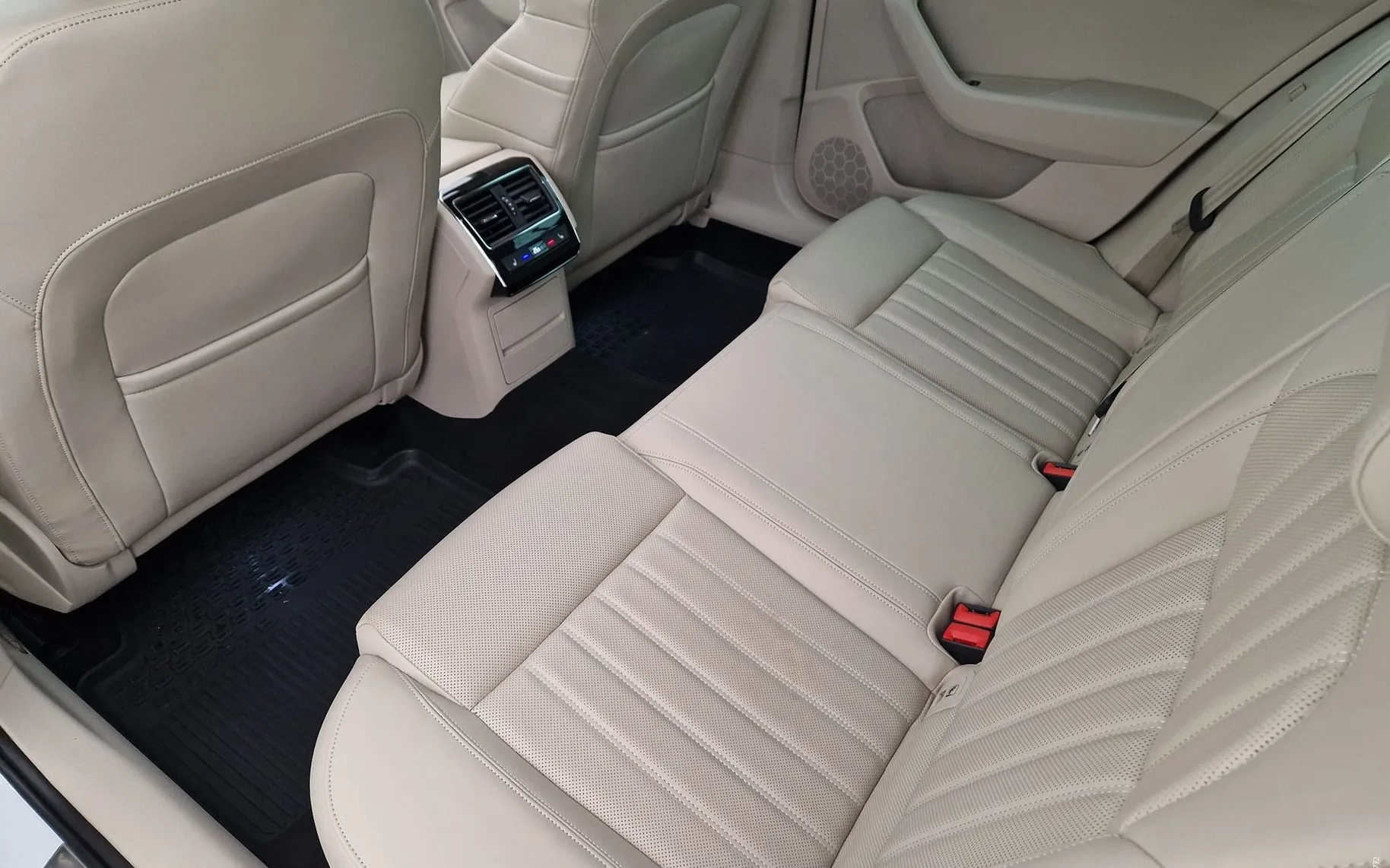 Notranja slika - Škoda Superb - 4x4-2.0 TDI-DSG-PANORAMA-360KAM.-USNJE-ACC-F1-18.. - 12