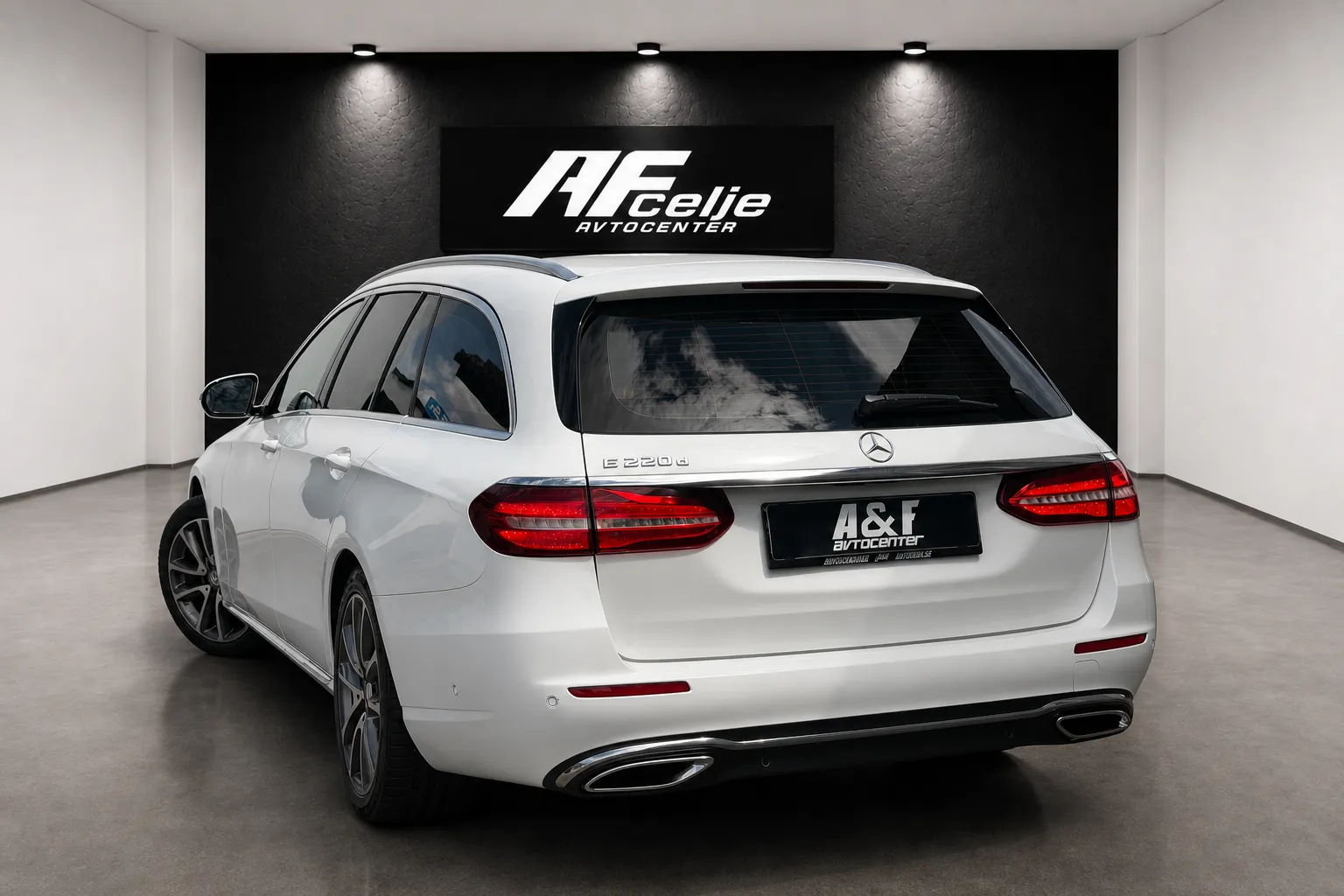 Notranja slika - Mercedes-Benz E-Razred - 220CDI-AUT-AVANTGARDE-LIZING ZA TUJCE-XENON+LED-.. - 7
