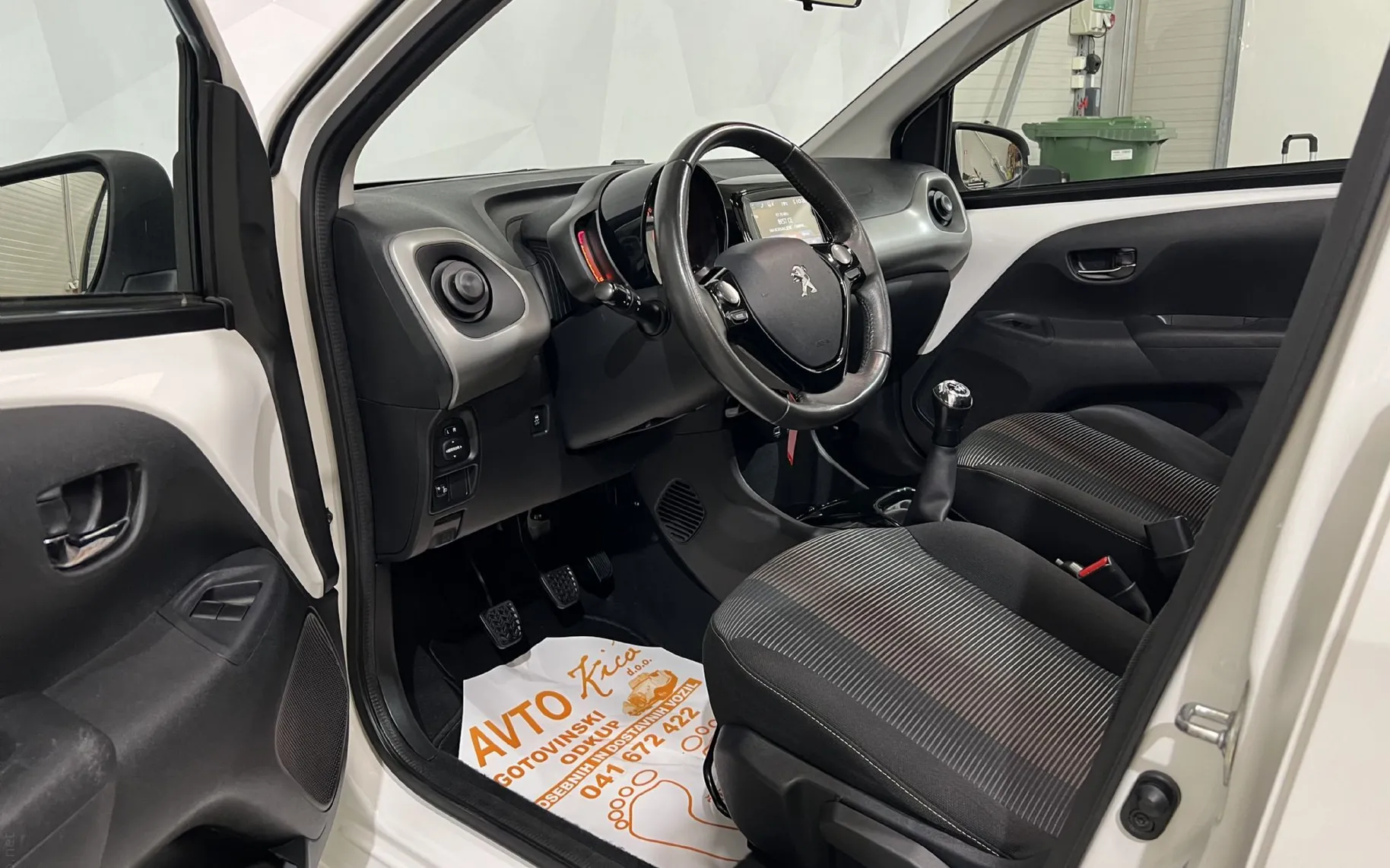 Notranja slika - Peugeot 108 - 1.2-CABRIO-TEMPOMAT-LED-KAMERA-ALU-ODLIČEN... - 9