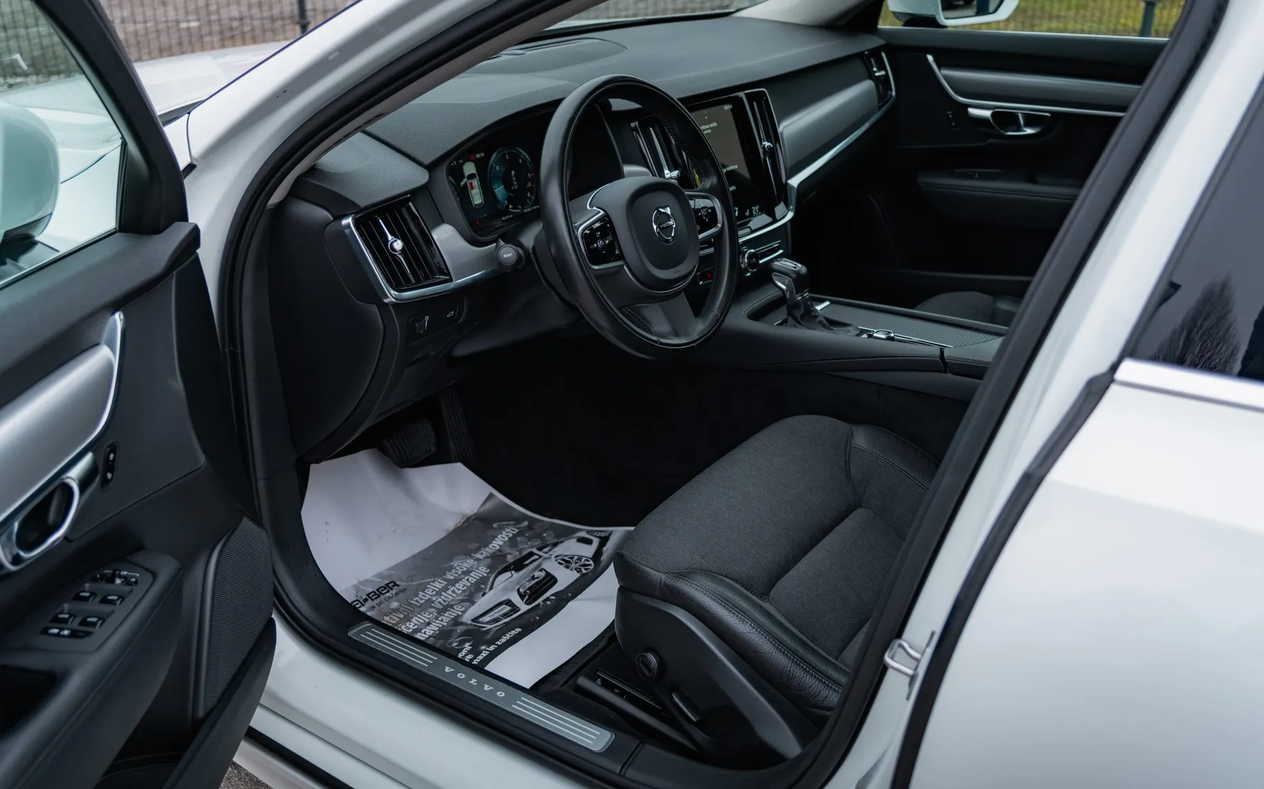 Notranja slika - Volvo V90 - D4 Momentum Pro Avt. - 9