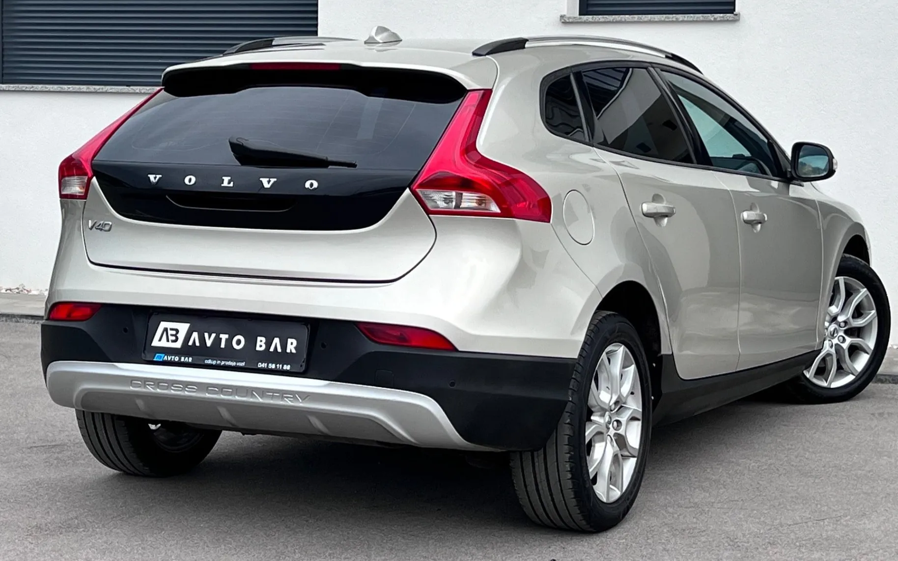 Notranja slika - Volvo V40 Cross Country - 2.0TD+NAV+VIRTUAL+PDC+ALU... - 8