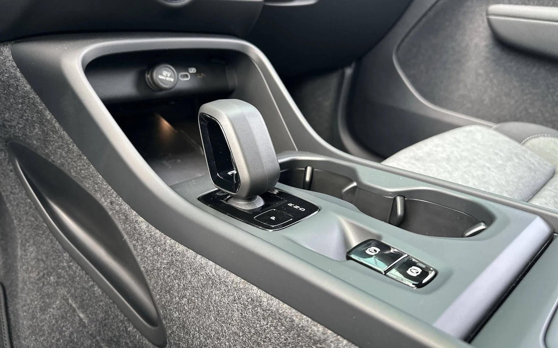 Notranja slika - Volvo XC40 - B3 P Core AT DCT... - 19