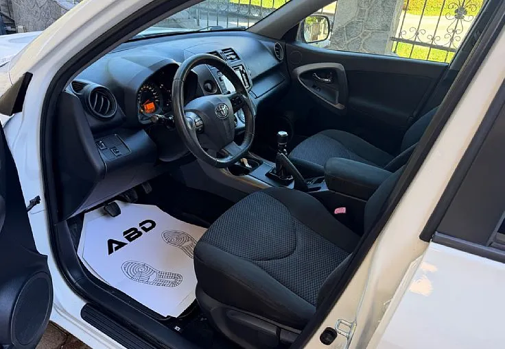 Zunanja slika - Toyota RAV4 - 2.2 D-4D . LASTNIK VLEČNA KLJUKA LETNO JAMSTVO - 7