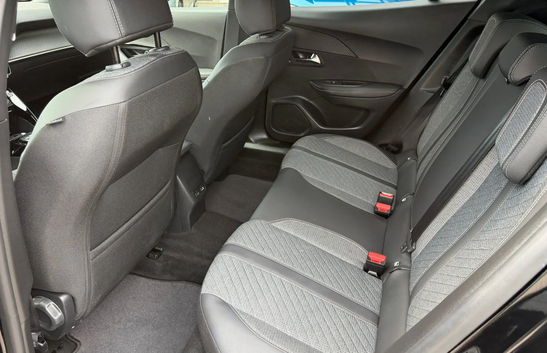 Zunanja slika - Peugeot 2008 - 1.2 MHEV  136  145 Allure Avt. - 11