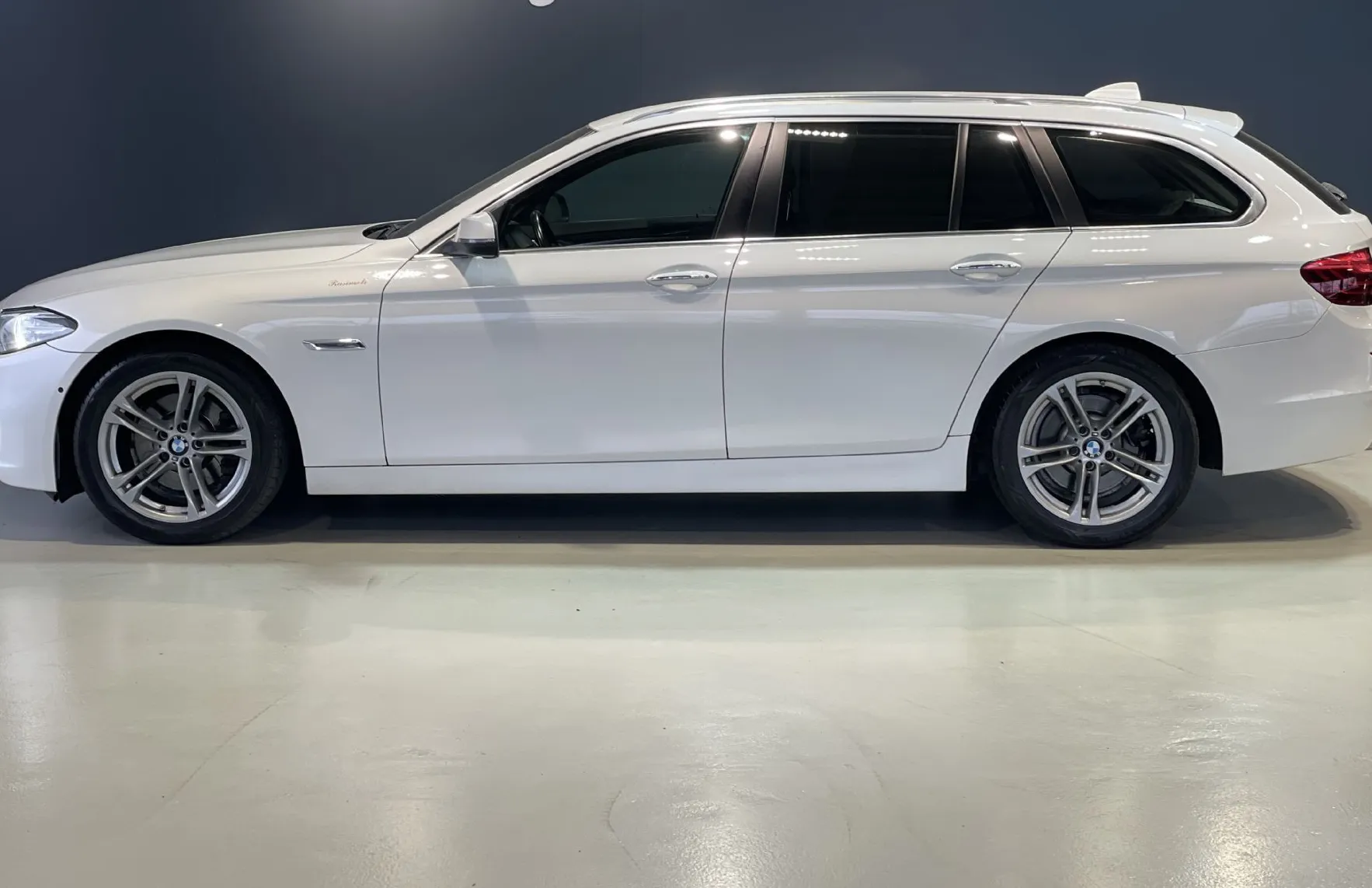 Zunanja slika - BMW Serija 5 - Touring: 520d-HEADUP-VIRTUAL-LANE-NAVI-RADAR-KAMERA-LED- - 5